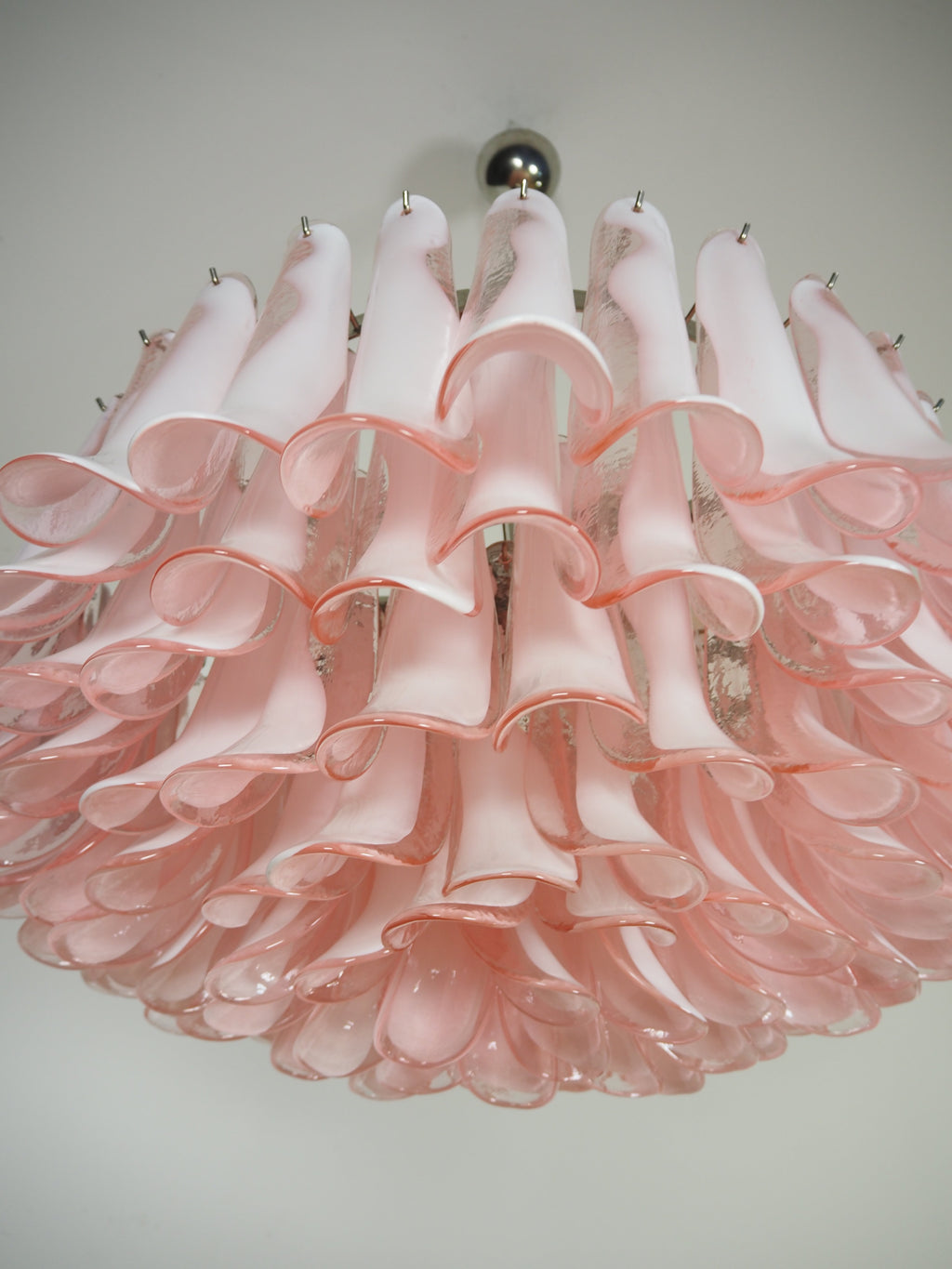 Murano-Kronleuchter aus der Mitte des Jahrhunderts | Punto di Luce | 101 Rosa Blütenblattglas
