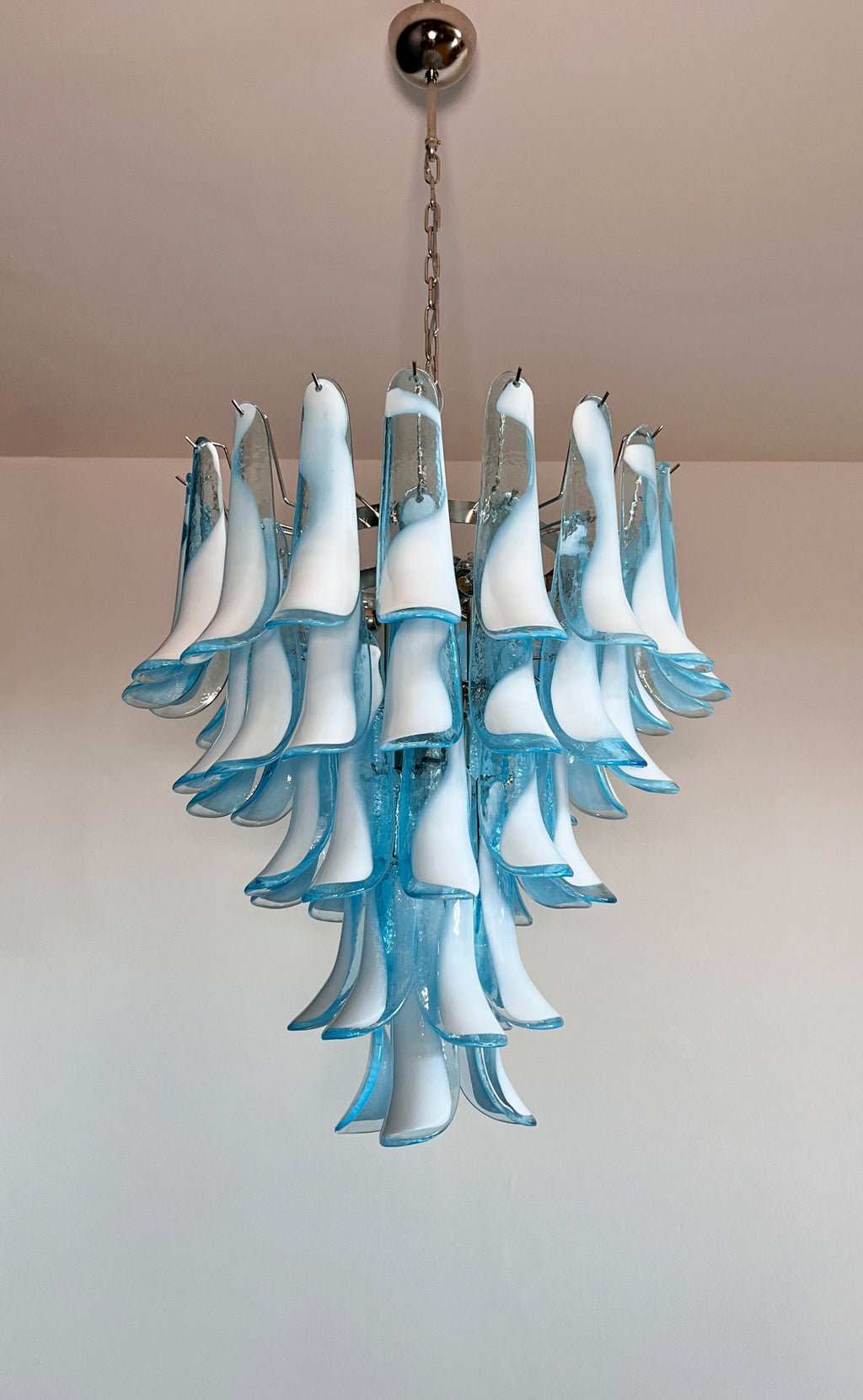 Murano-Kronleuchter aus der Mitte des Jahrhunderts | Punto di Luce | 52 Blaues Blütenblattglas