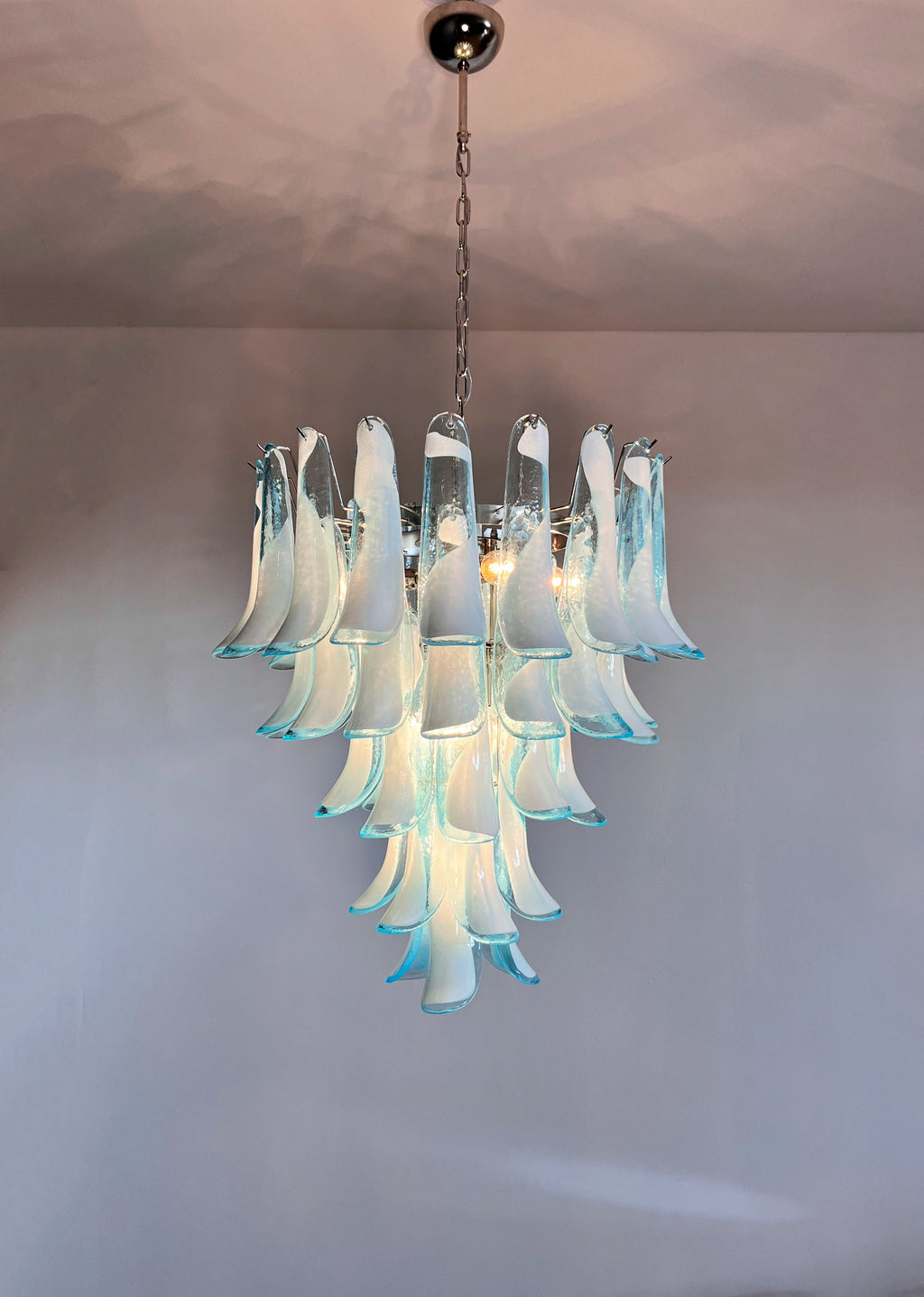 Murano-Kronleuchter aus der Mitte des Jahrhunderts | Punto di Luce | 52 Blaues Blütenblattglas