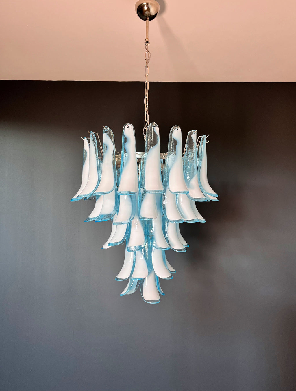 Murano-Kronleuchter aus der Mitte des Jahrhunderts | Punto di Luce | 52 Blaues Blütenblattglas