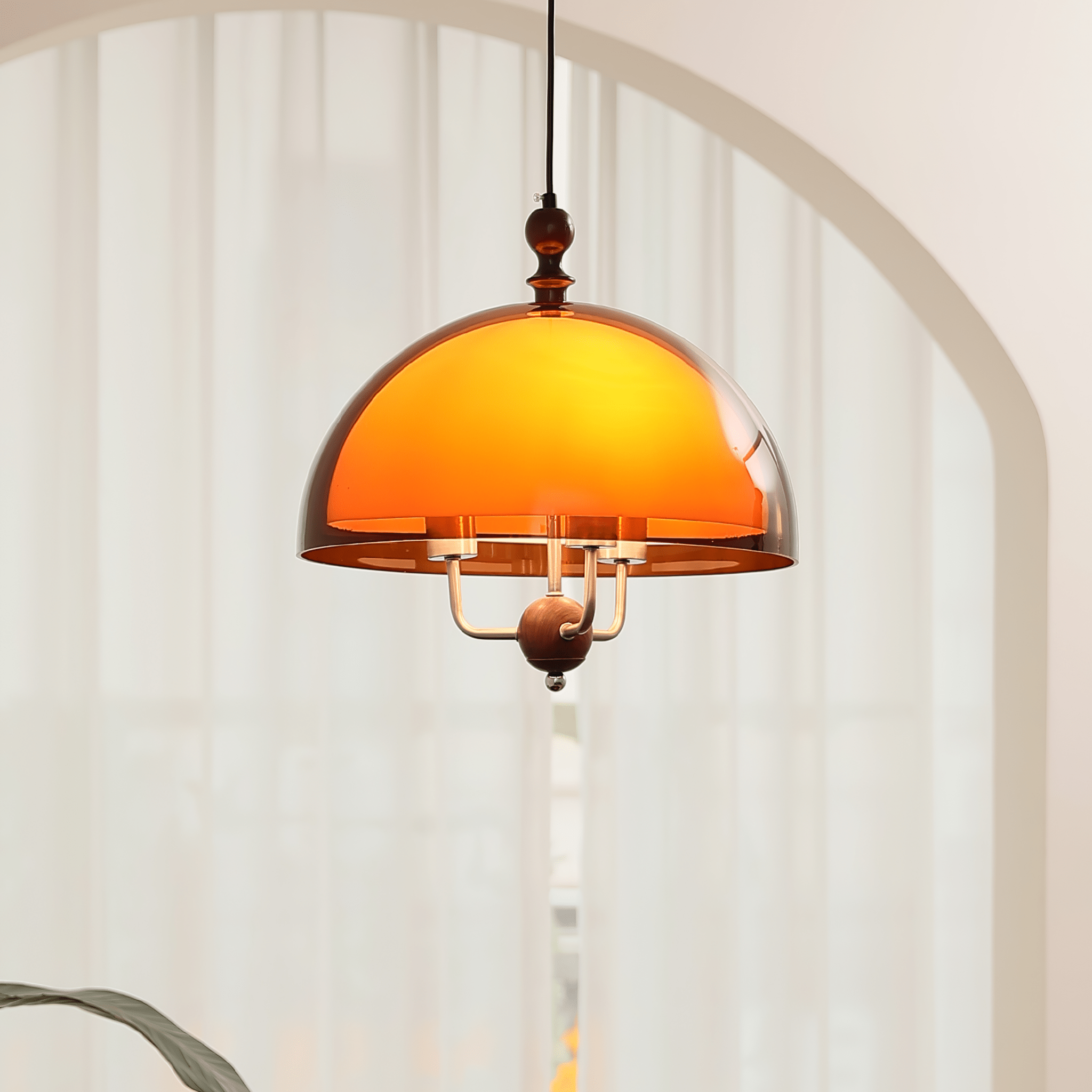Lampă suspendată în formă de cupolă chihlimbar