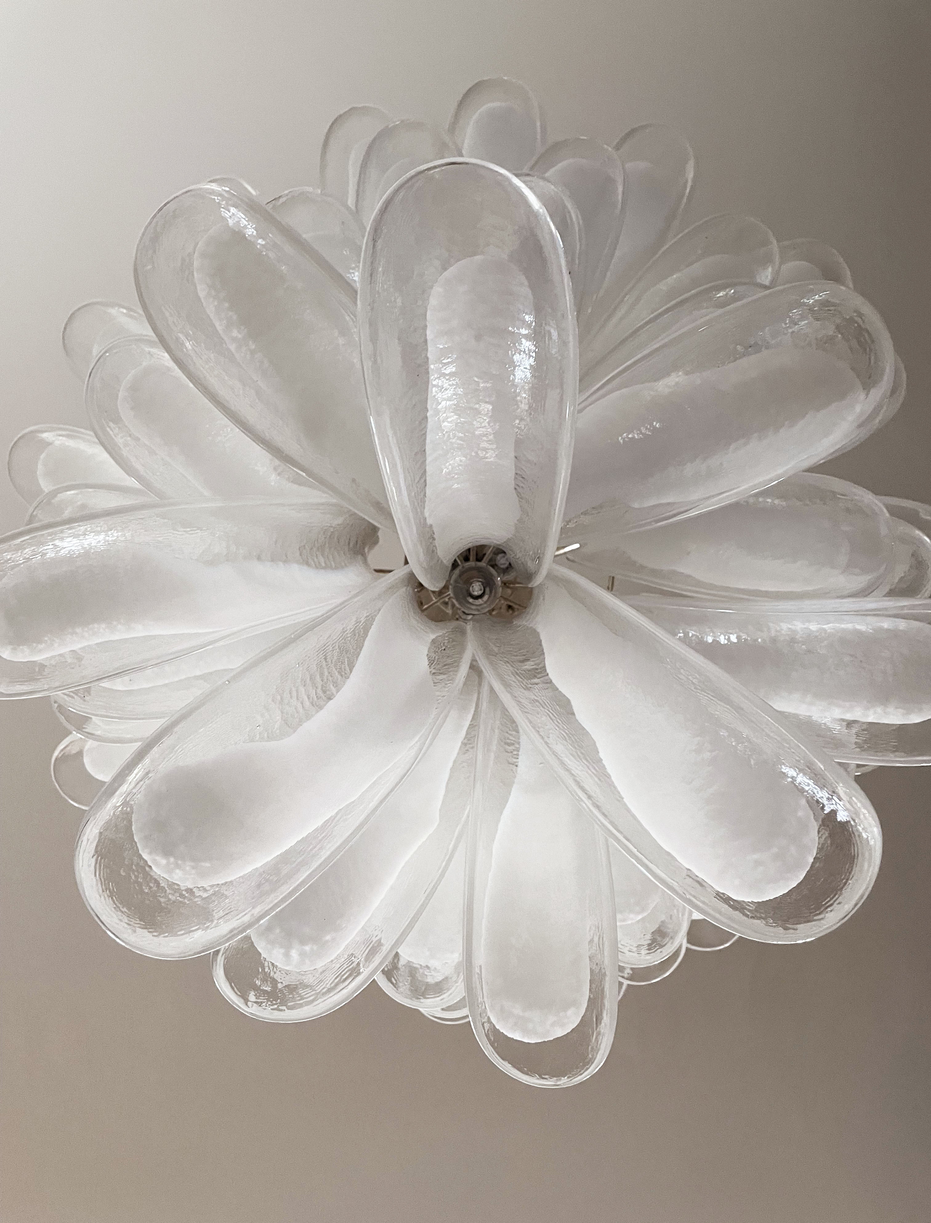 Murano-Kronleuchter im Stil der Mitte des 20. Jahrhunderts | Punto di Luce | 52 klare, weiße Blütenblätter