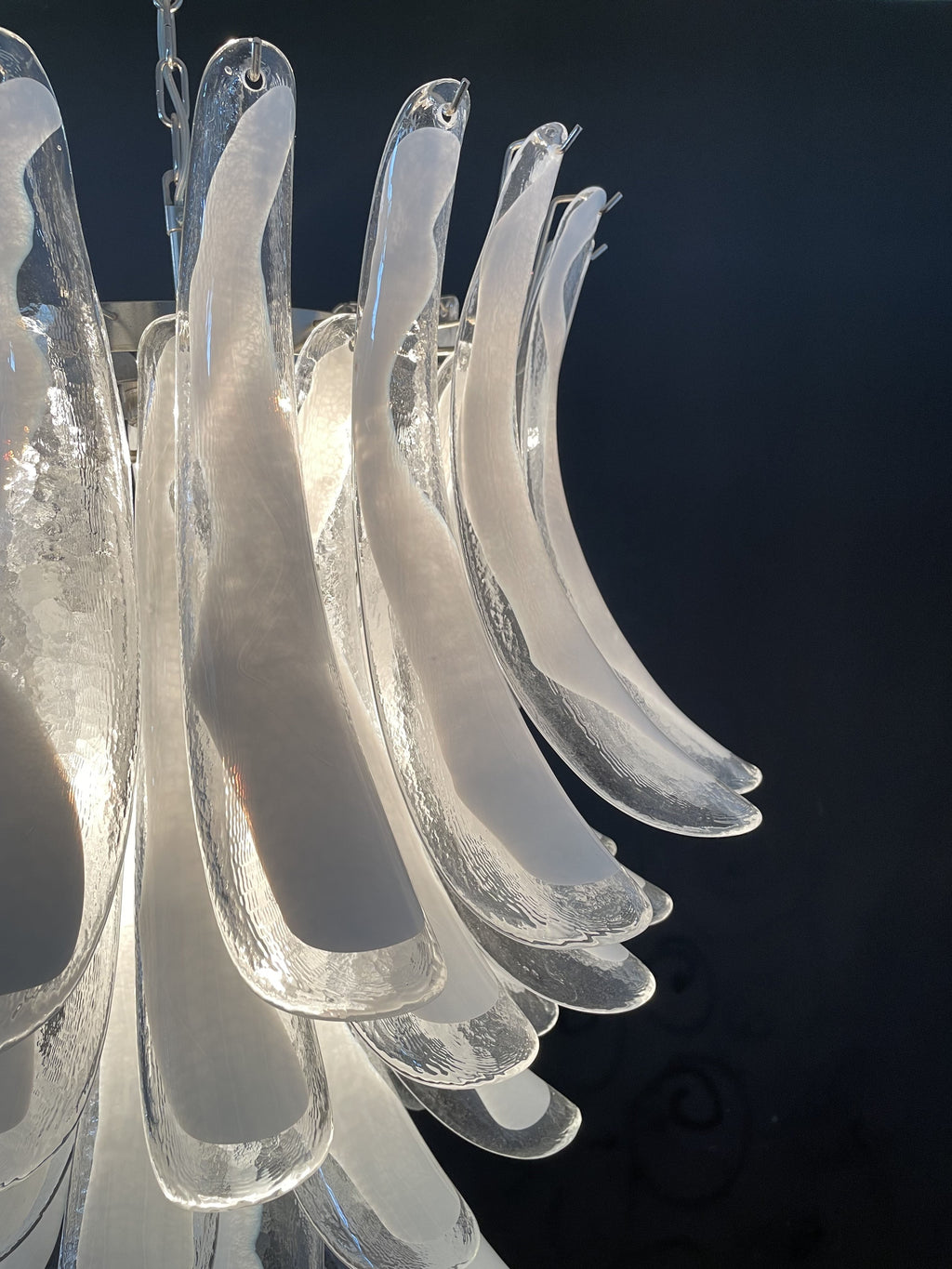 Murano-Kronleuchter im Stil der Mitte des 20. Jahrhunderts | Punto di Luce | 52 klare, weiße Blütenblätter