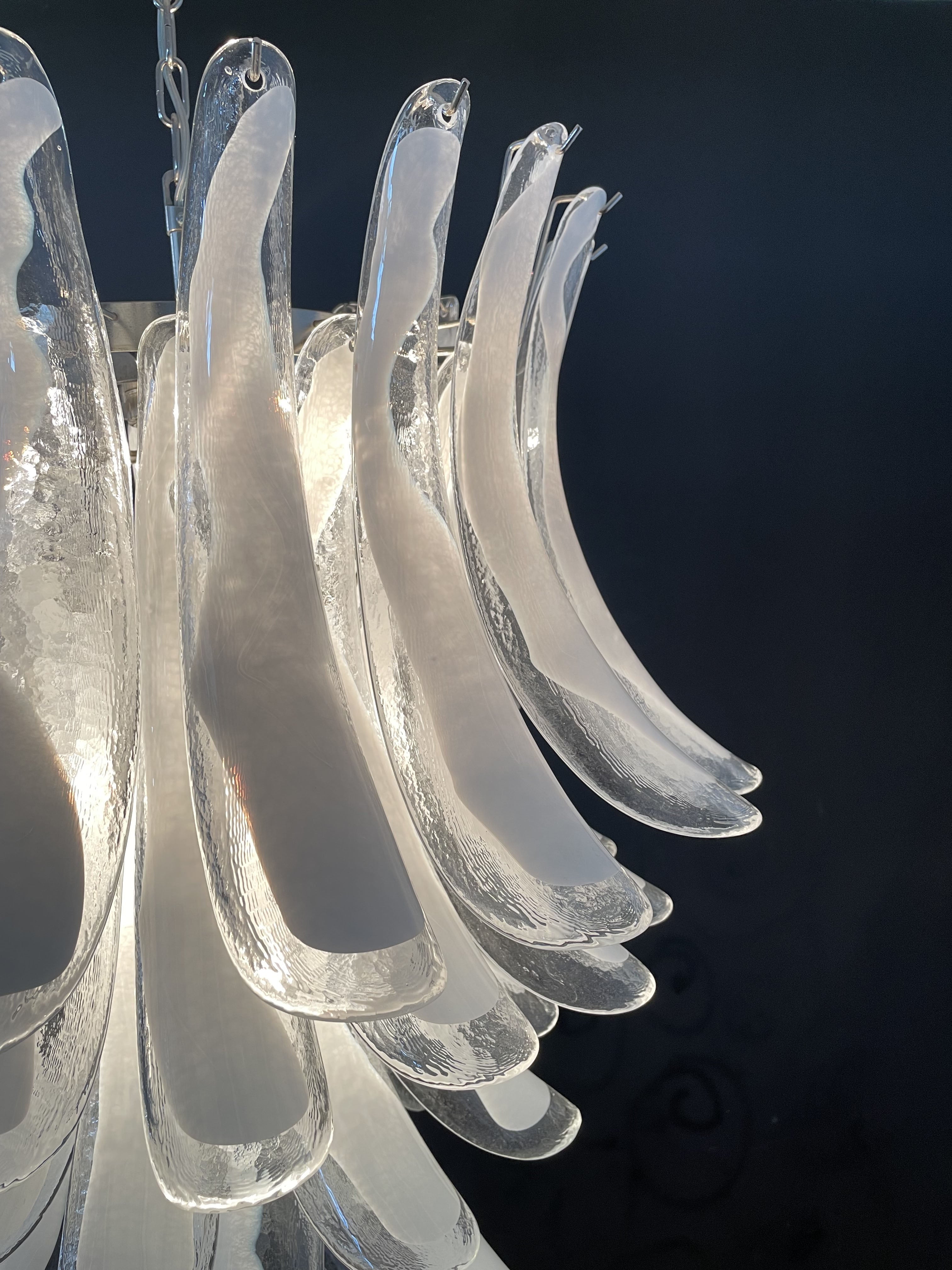 Murano-Kronleuchter im Stil der Mitte des 20. Jahrhunderts | Punto di Luce | 52 klare, weiße Blütenblätter