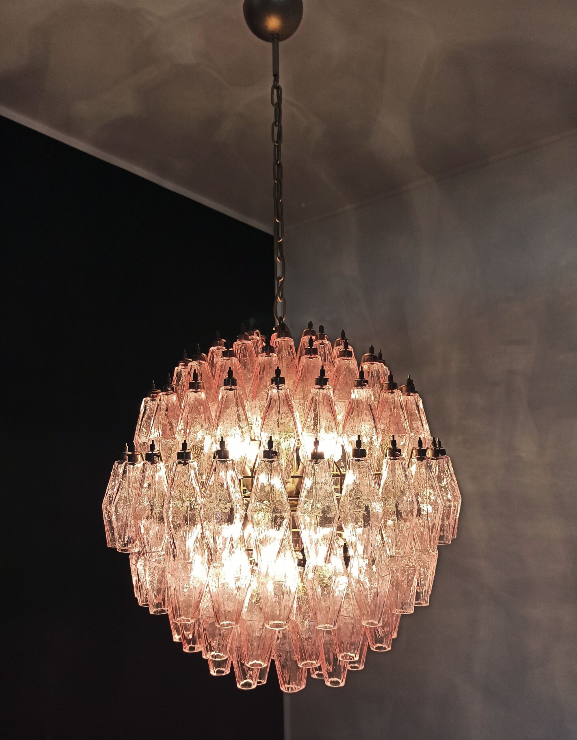 Murano-Kronleuchter aus der Mitte des Jahrhunderts | Punto di Luce | 140 rosafarbenes Polyliederglas