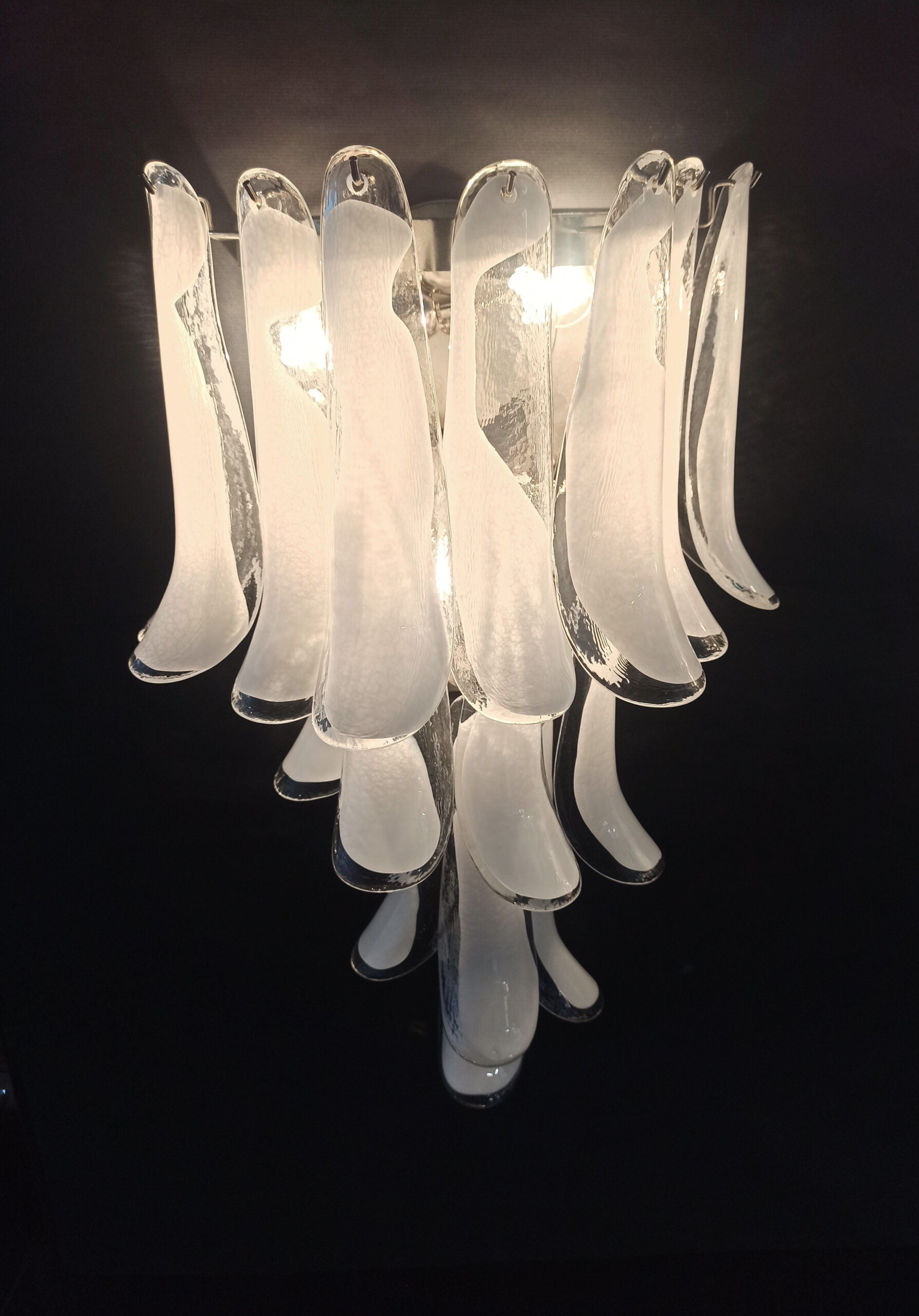 Mid-Century Murano Wandlampe | Punto di Luce | 16 weißes Blütenblattglas | Punto di Luce | 1 Paar