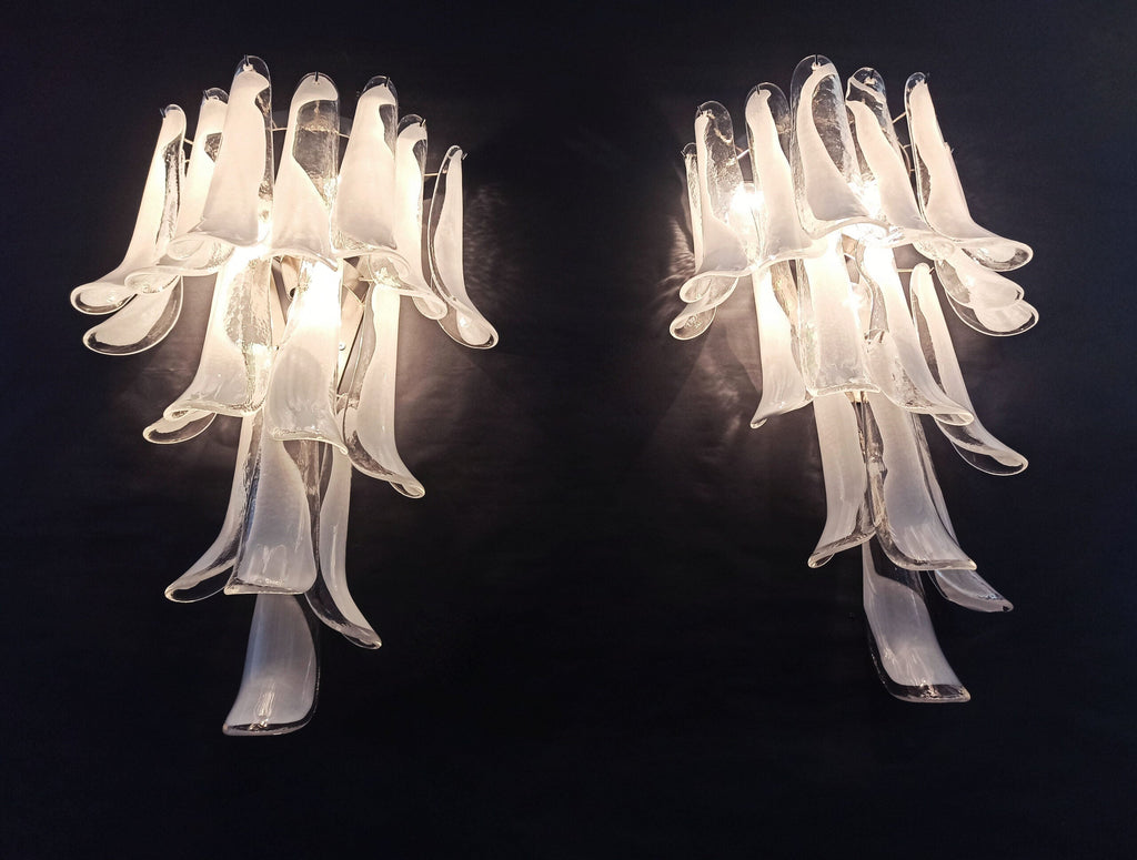 Mid-Century Murano Wandlampe | Punto di Luce | 16 weißes Blütenblattglas | Punto di Luce | 1 Paar