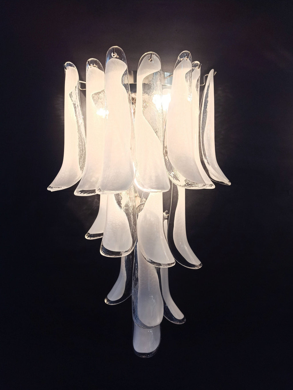 Mid-Century Murano Wandlampe | Punto di Luce | 16 weißes Blütenblattglas | Punto di Luce | 1 Paar