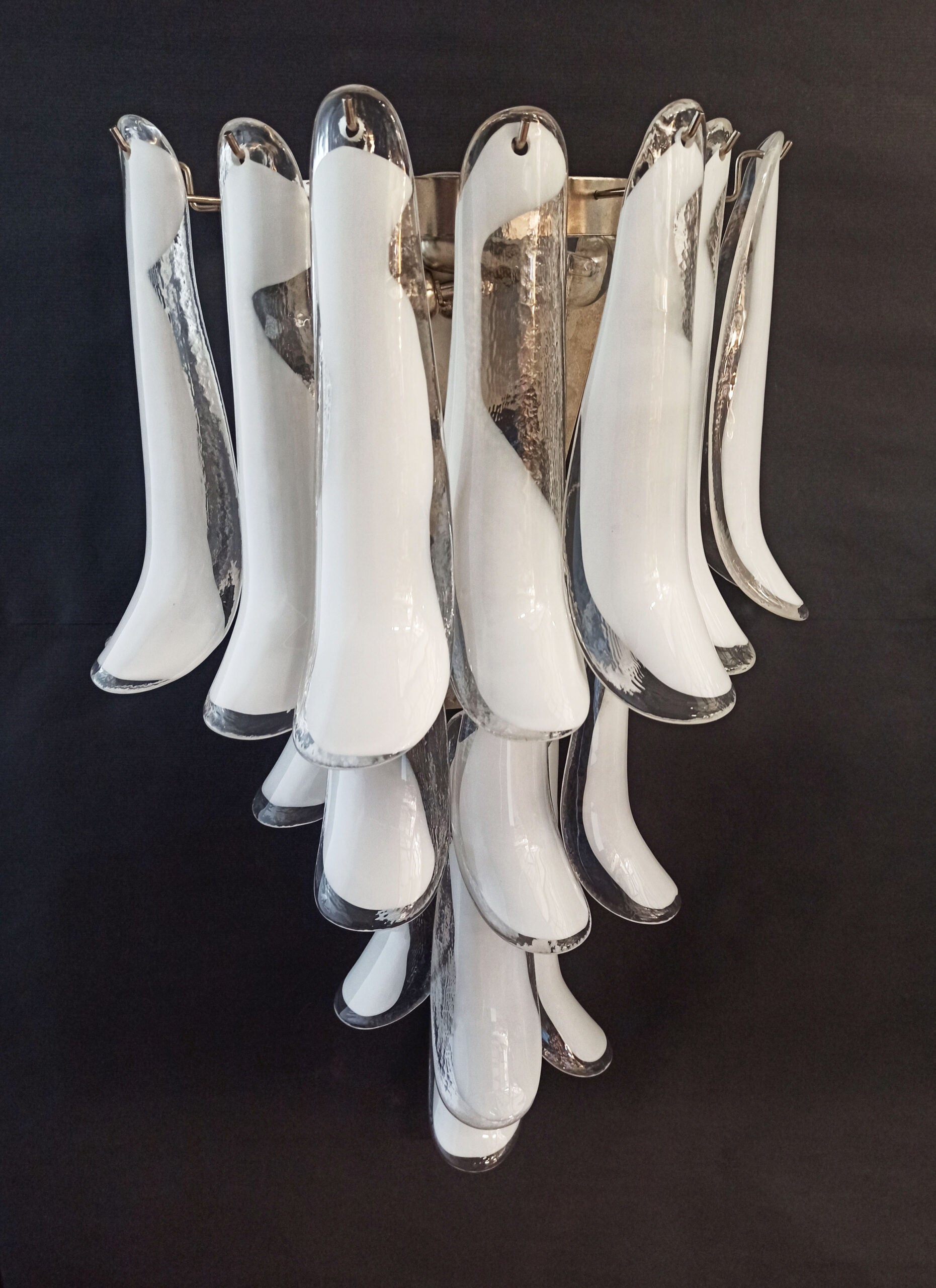 Mid-Century Murano Wandlampe | Punto di Luce | 16 weißes Blütenblattglas | Punto di Luce | 1 Paar