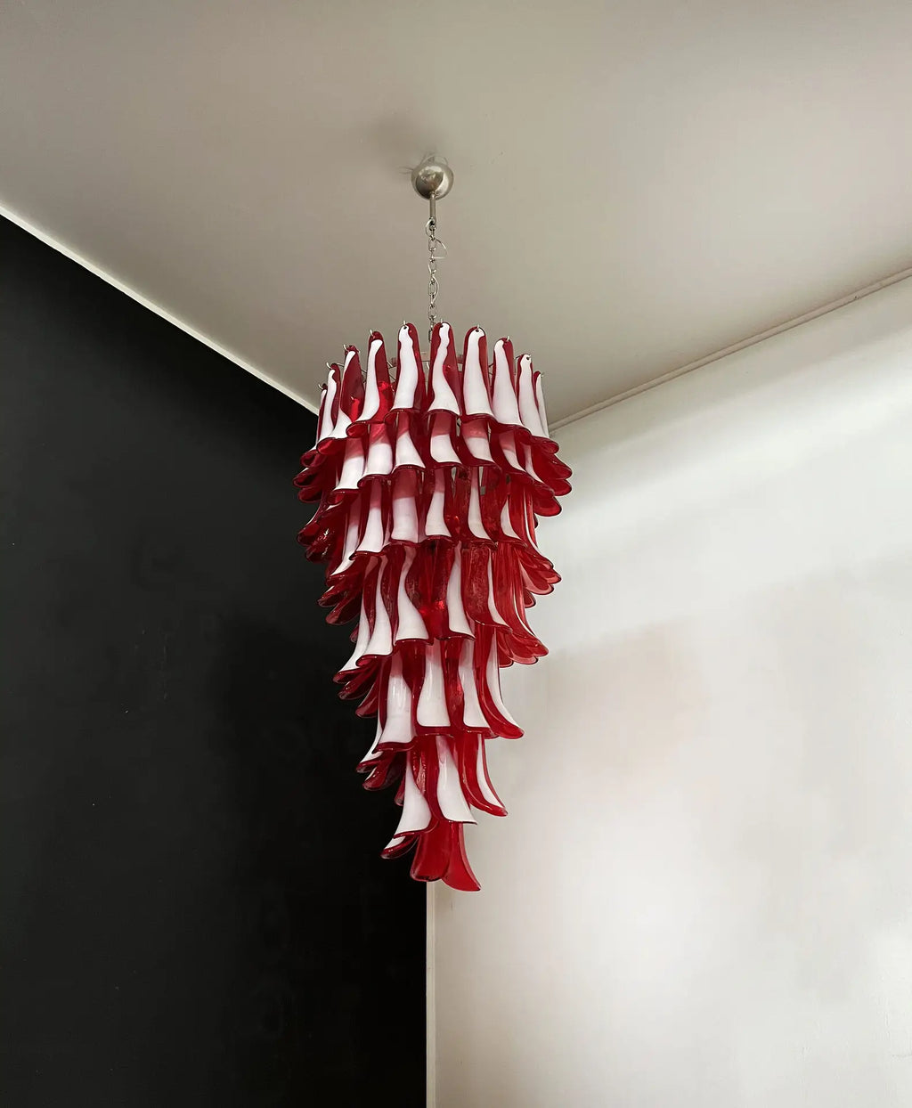 Murano-Kronleuchter aus der Mitte des Jahrhunderts | Punto di Luce | 83 Rotes Blütenblattglas