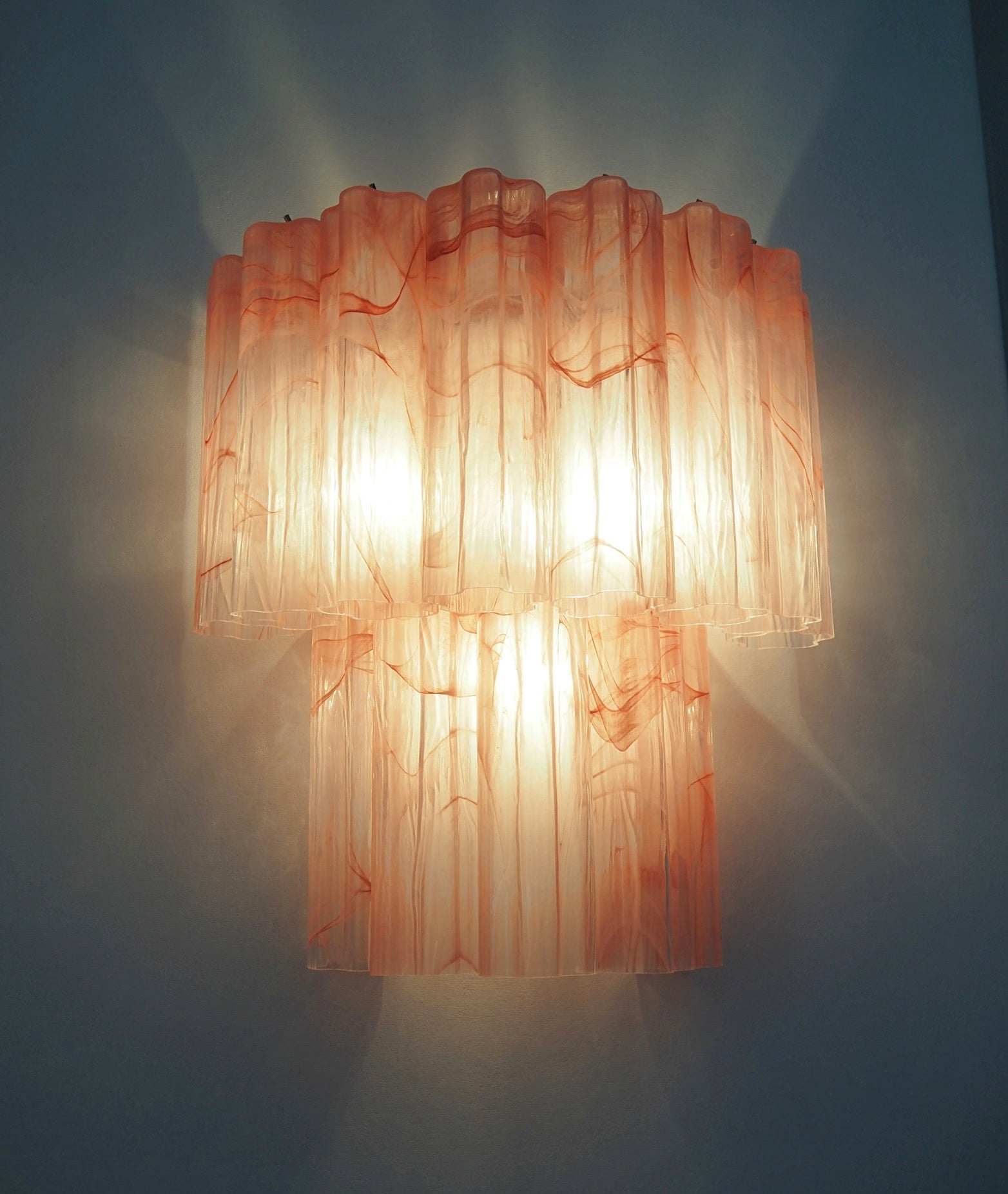 Mid-Century Murano Wandlampe | Punto di Luce | 13 rosa Alabaster-Glasröhrchen | Punto di Luce | 1 Paar