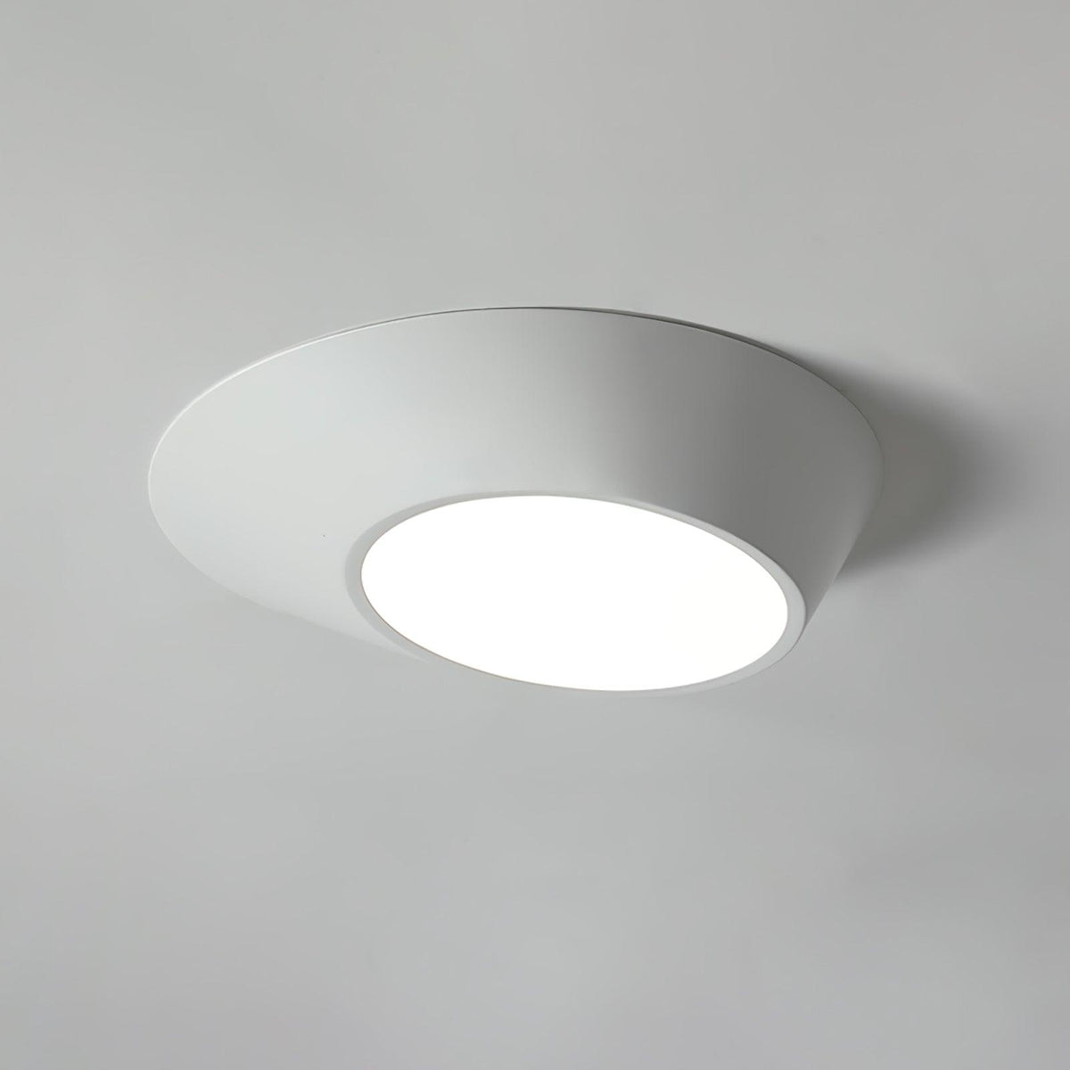 Lumină de tavan înclinată