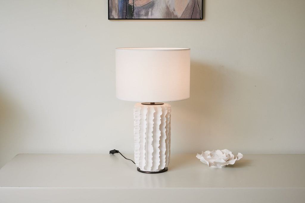 Lampă de masă sculptată din ceramică Arroyo