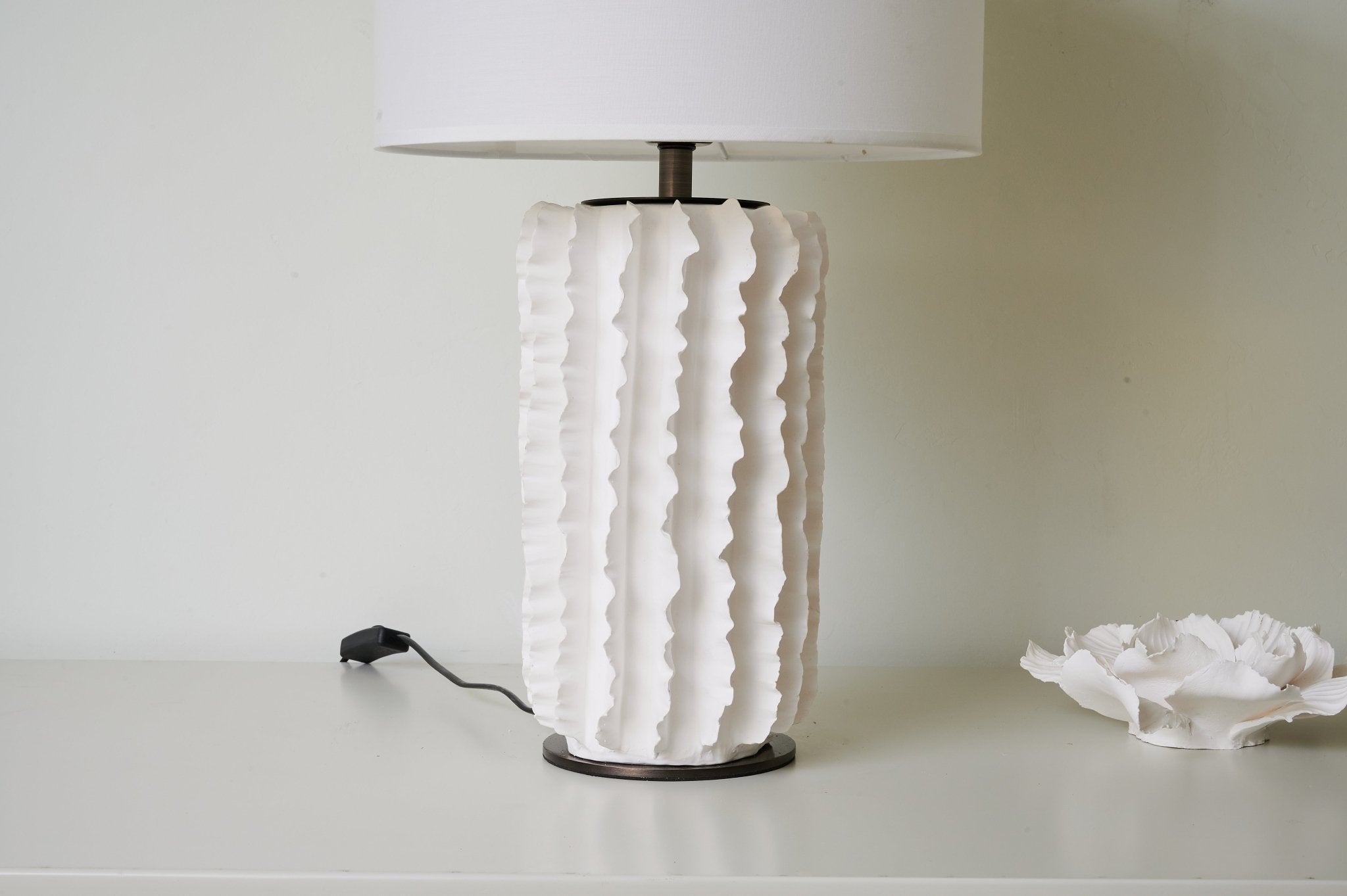 Lampă de masă sculptată din ceramică Arroyo