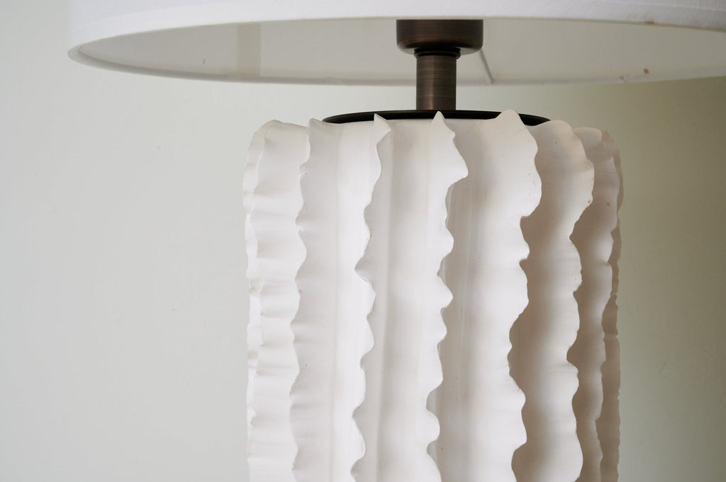 Lampă de masă sculptată din ceramică Arroyo