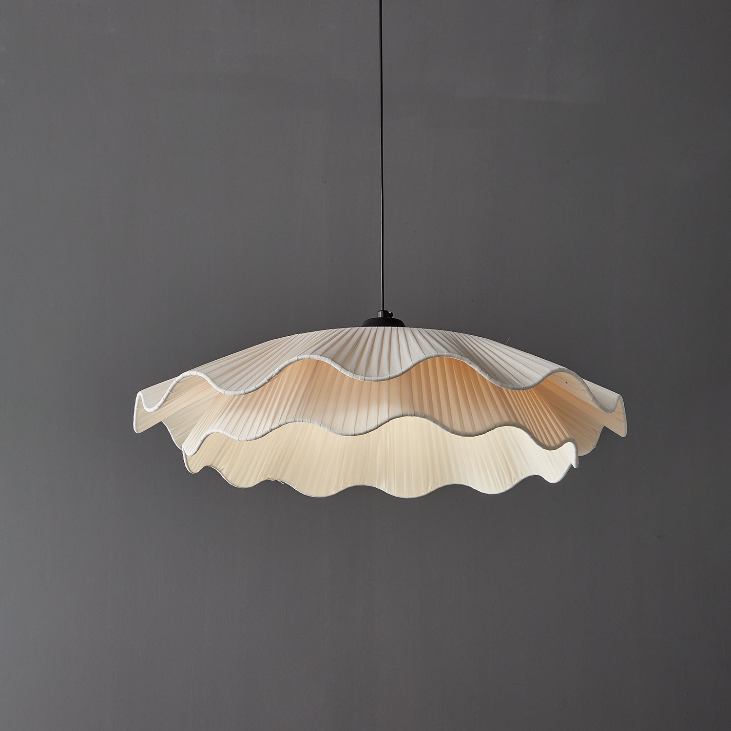 Lampă suspendată Arwen din material textil cu valuri