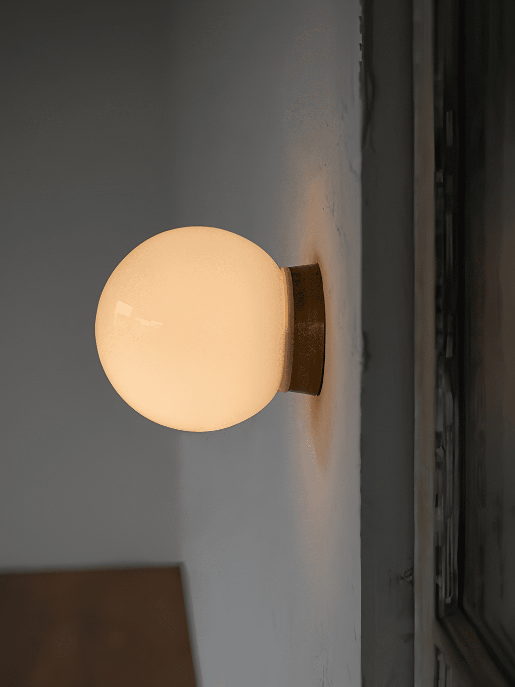Aura Globe, lampă de perete din sticlă