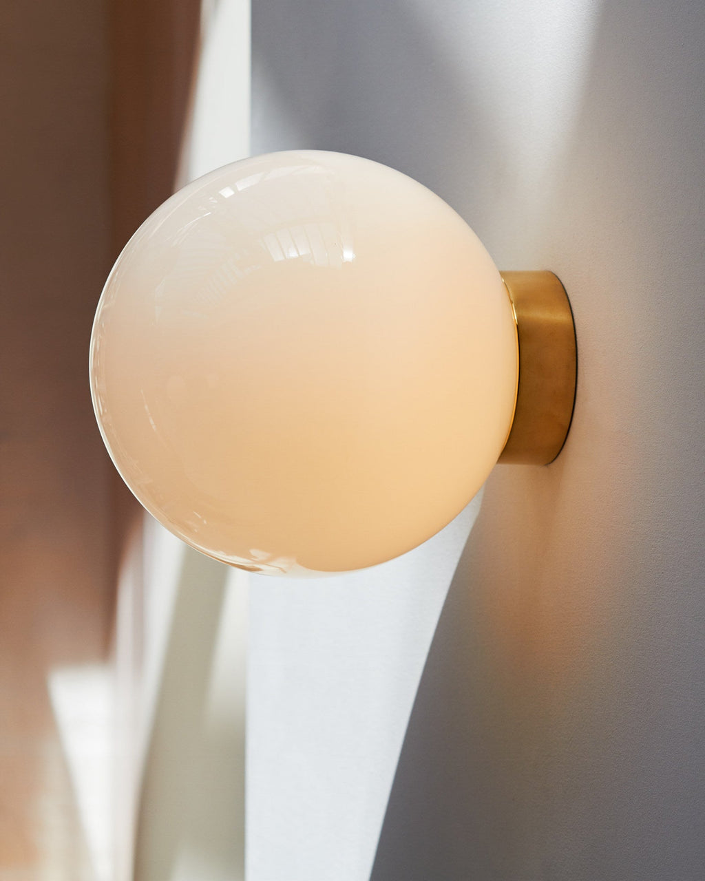 Aura Globe, lampă de perete din sticlă