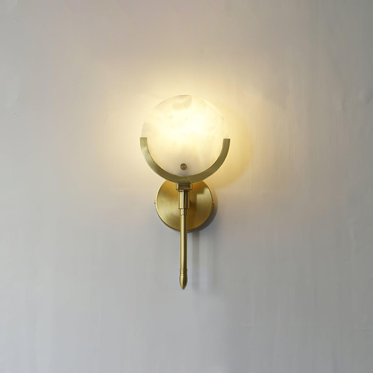 Lampă de perete Ava din alabastru din alamă