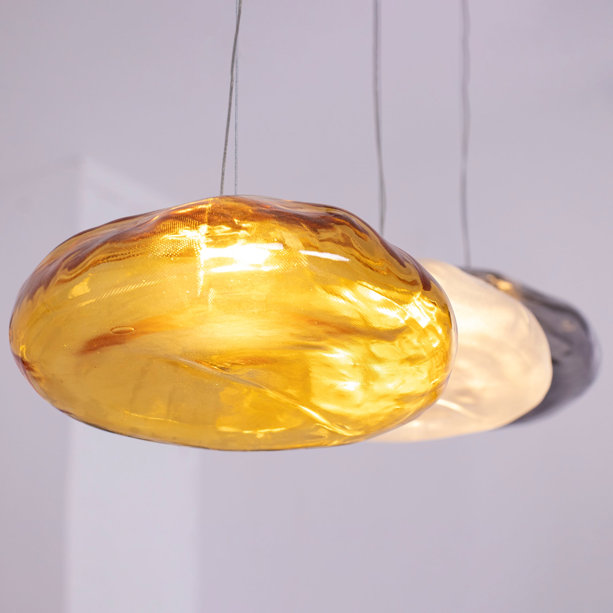 Lampă suspendată din plasă de sticlă suflată