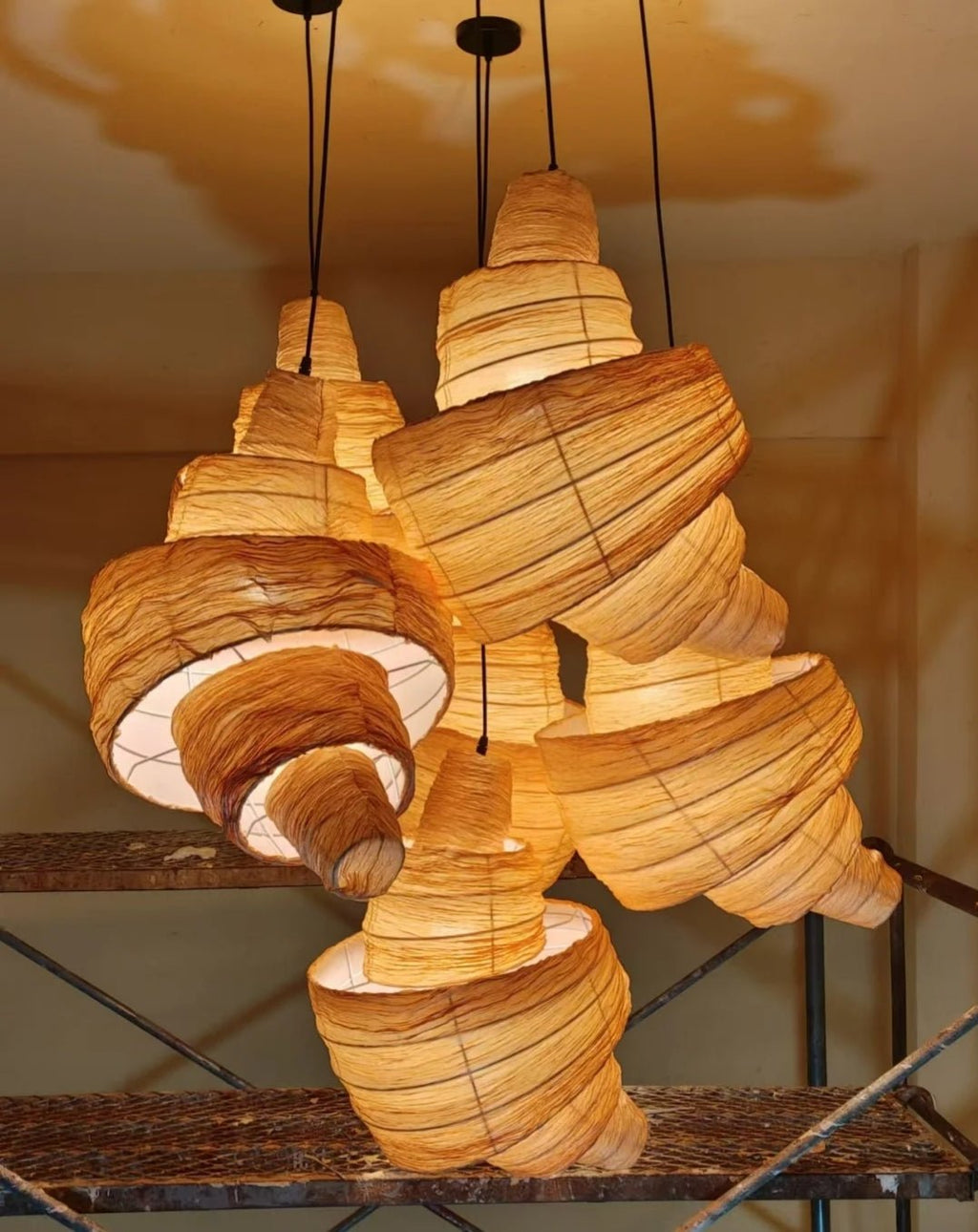 Lampă suspendată din material textil Croissant 