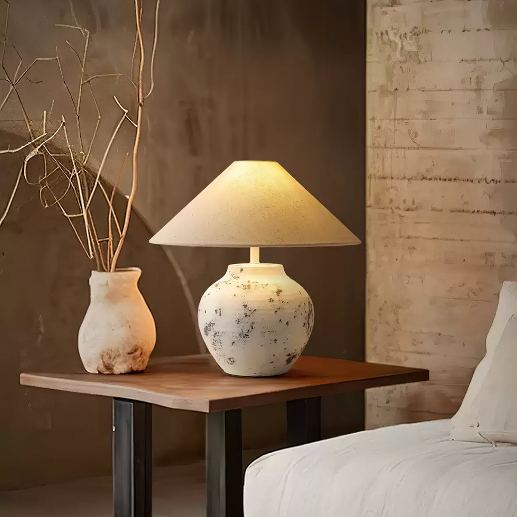 Lampă de masă din ceramică albă învechită 