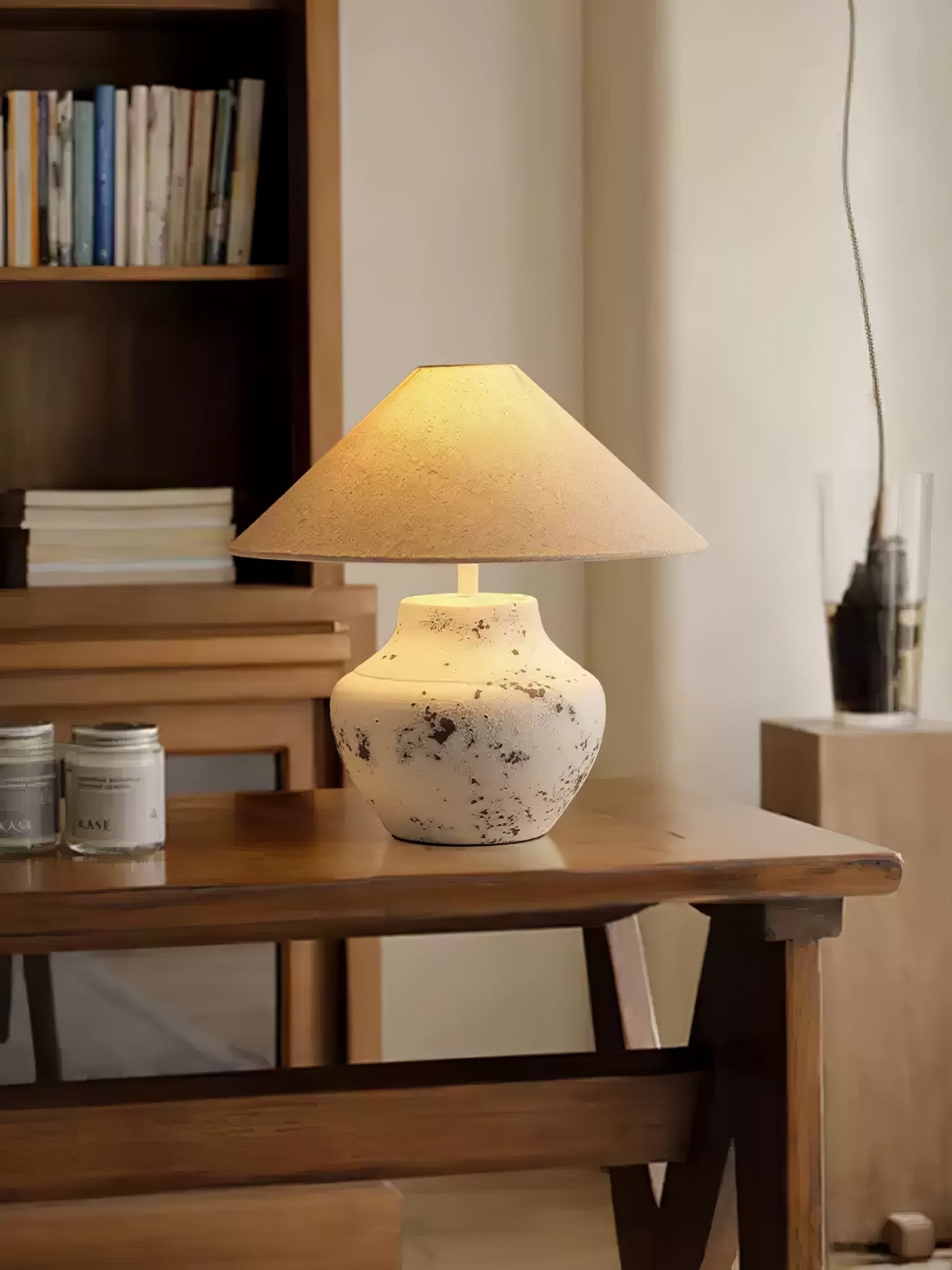 Lampă de masă din ceramică albă învechită 