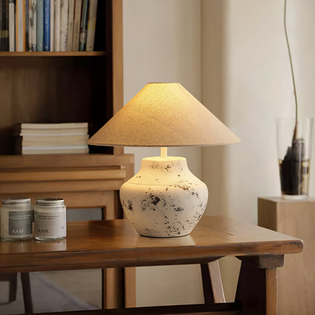Lampă de masă din ceramică albă învechită 