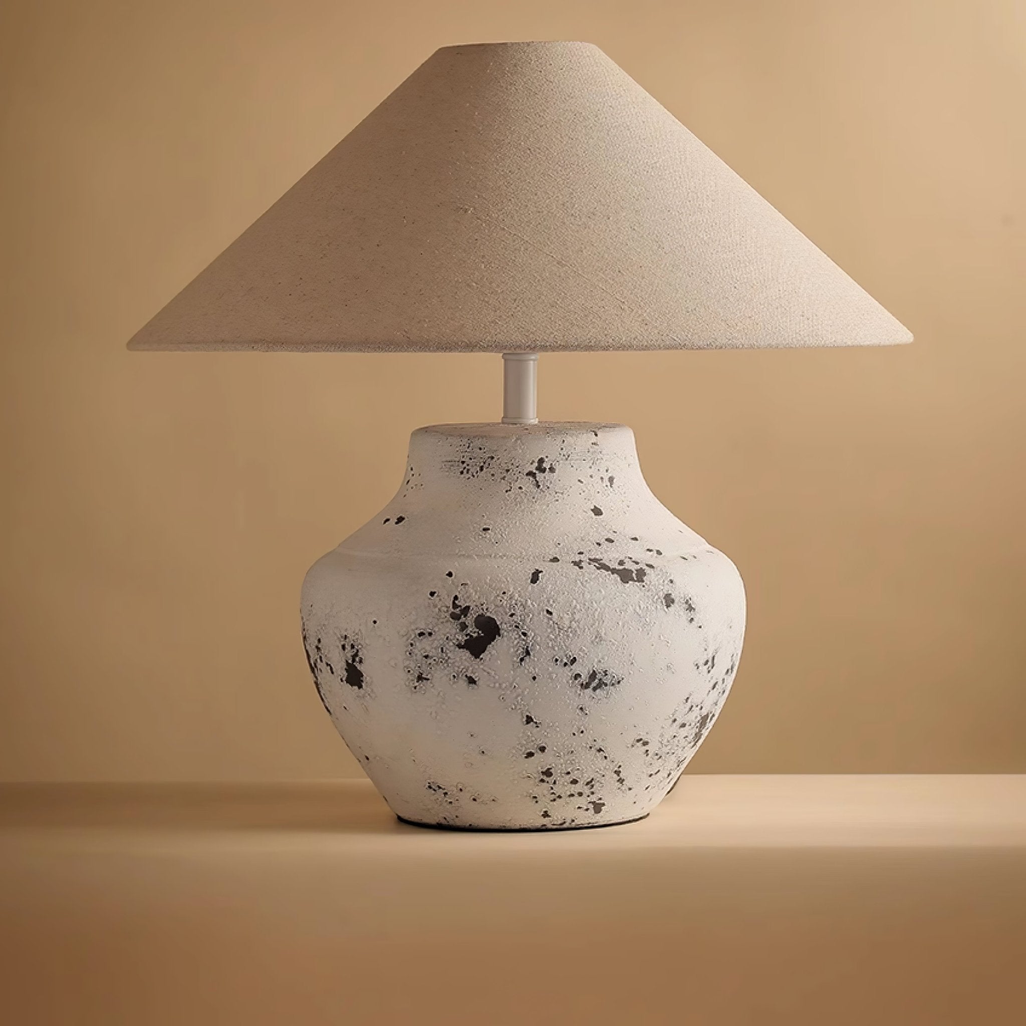 Lampă de masă din ceramică albă învechită 