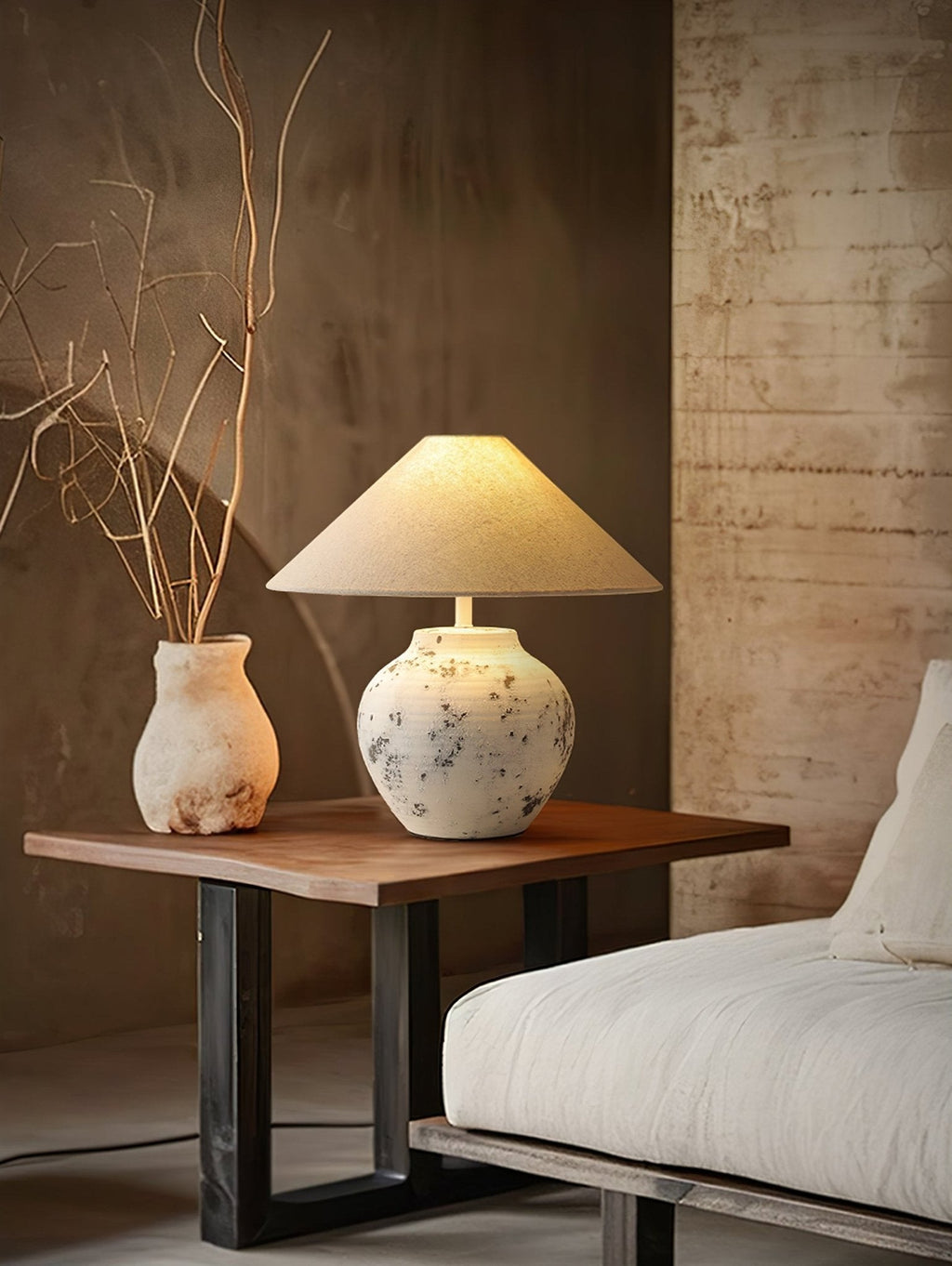 Lampă de masă din ceramică albă învechită 