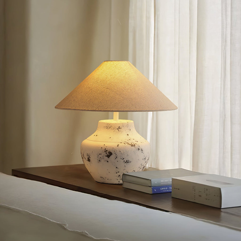Lampă de masă din ceramică albă învechită 