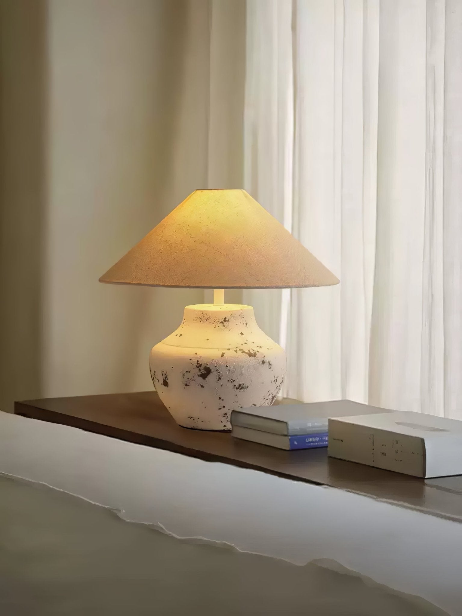 Lampă de masă din ceramică albă învechită 