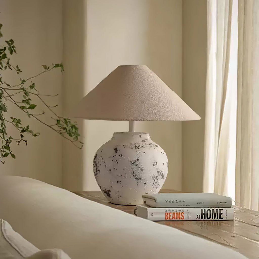 Lampă de masă din ceramică albă învechită 