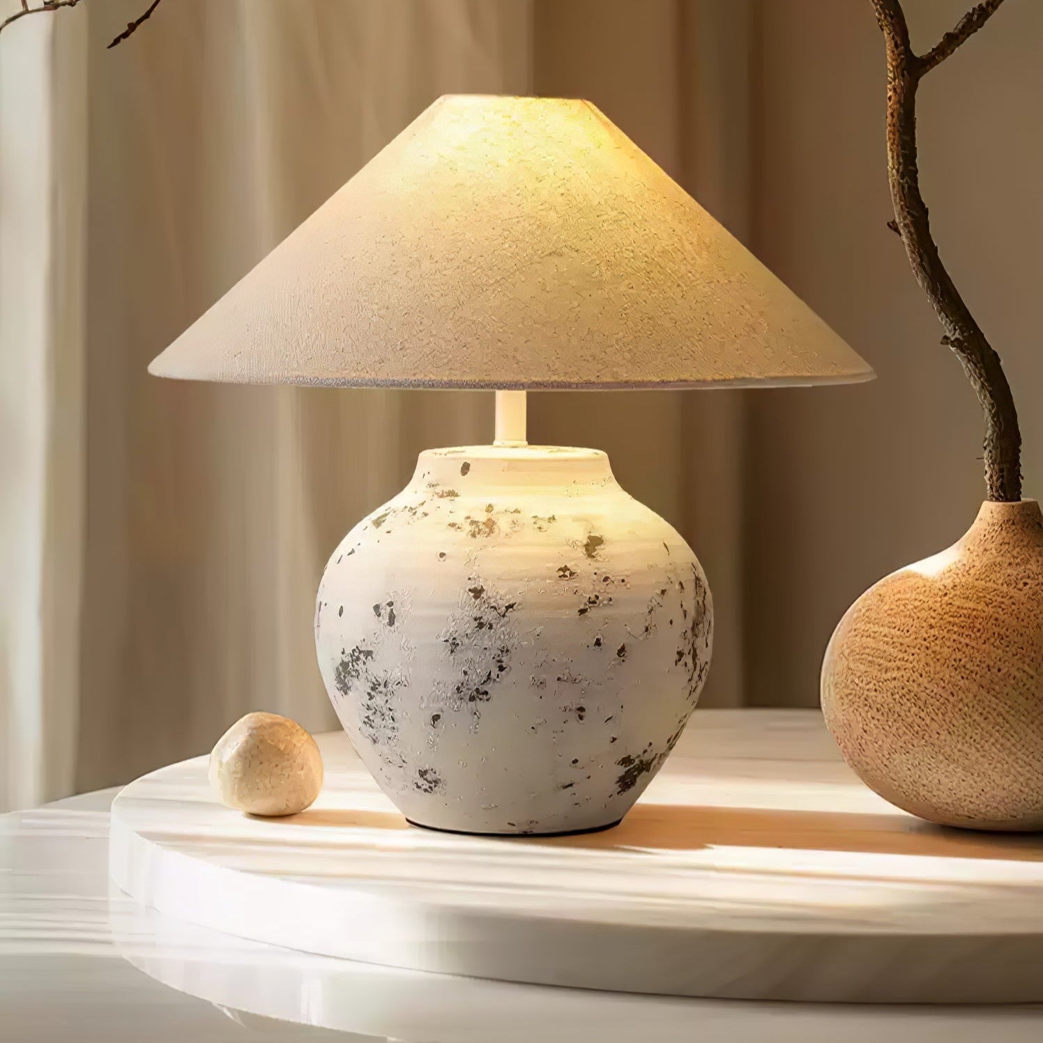 Lampă de masă din ceramică albă învechită 