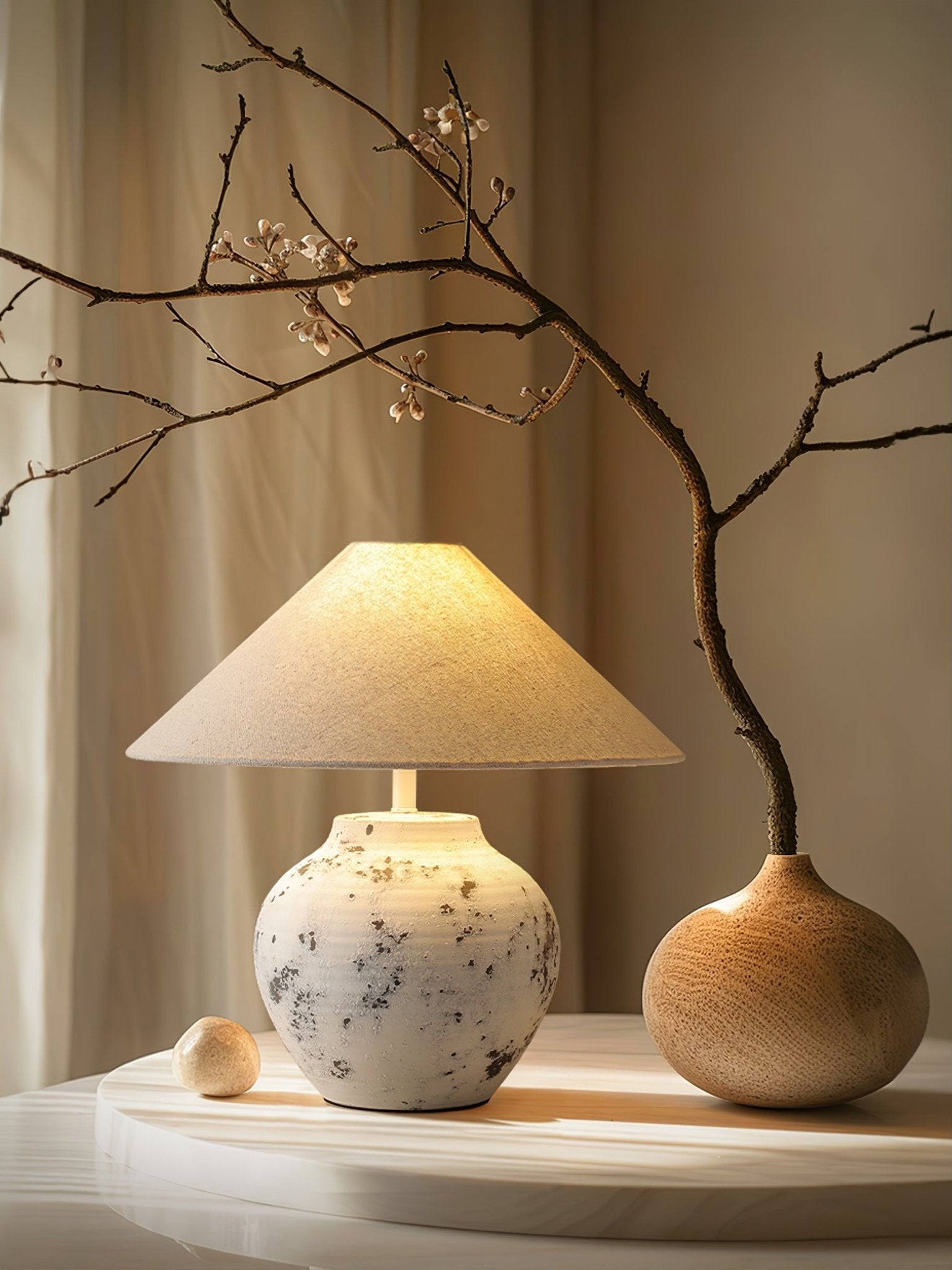 Lampă de masă din ceramică albă învechită 