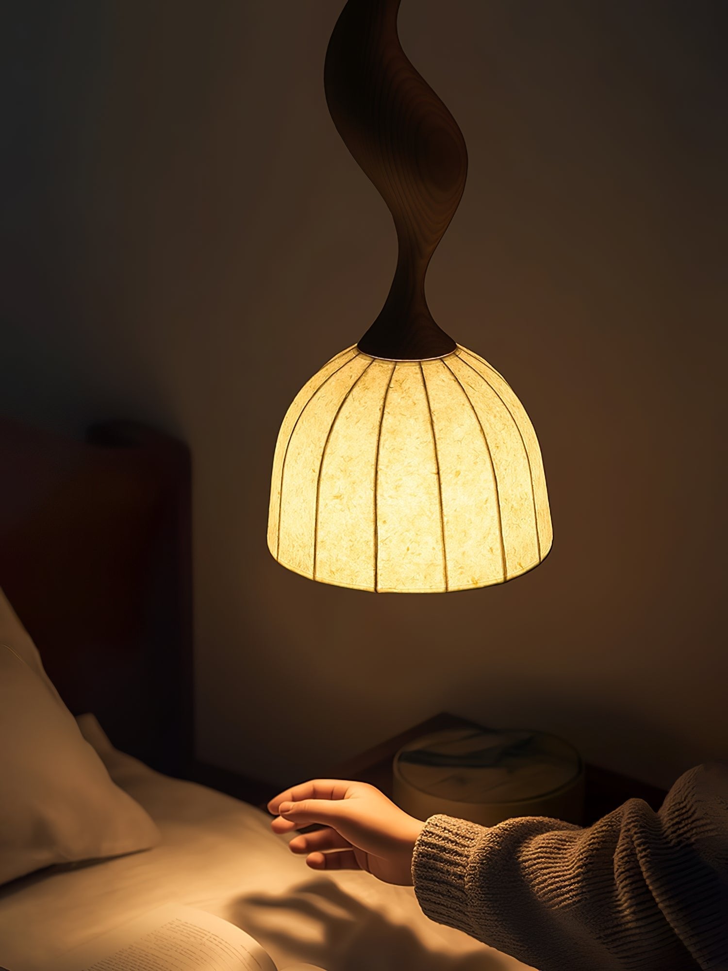 Lampă suspendată Elowen din lemn răsucit