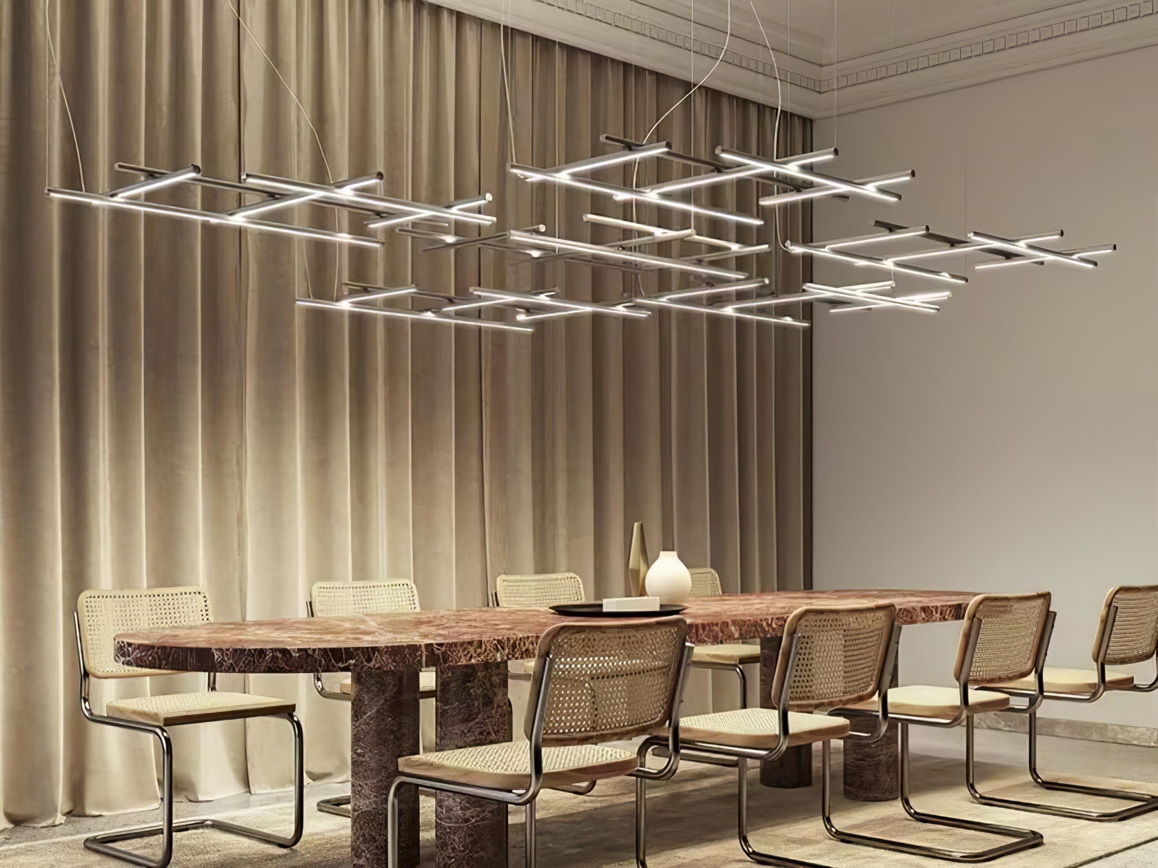 Lampă suspendată cu grilă liniară geometrică
