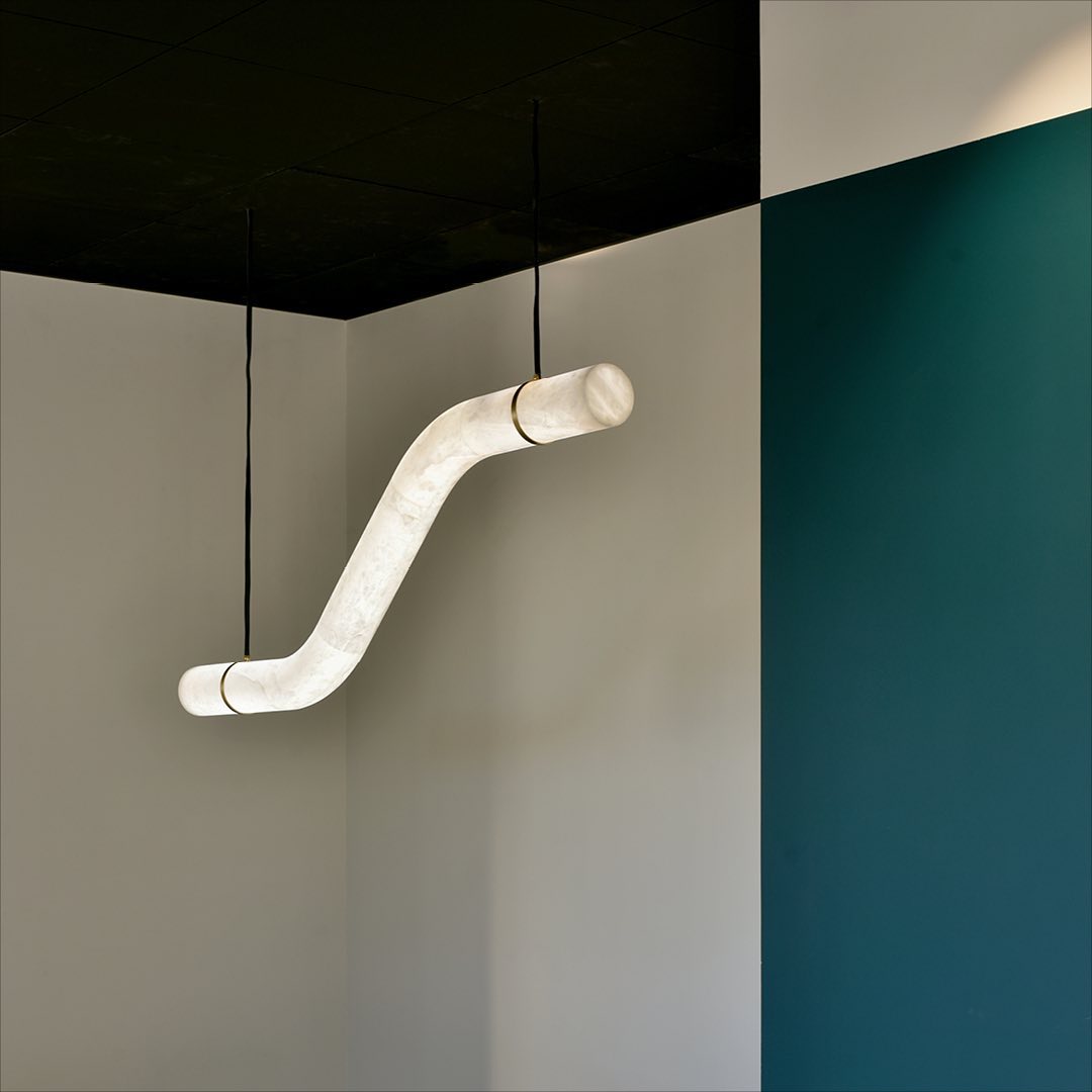 Lampă suspendată din alabastru, cu design aerodinamic