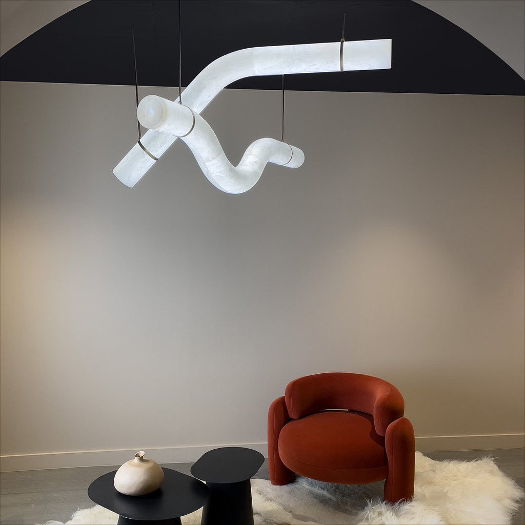 Lampă suspendată din alabastru, cu design aerodinamic