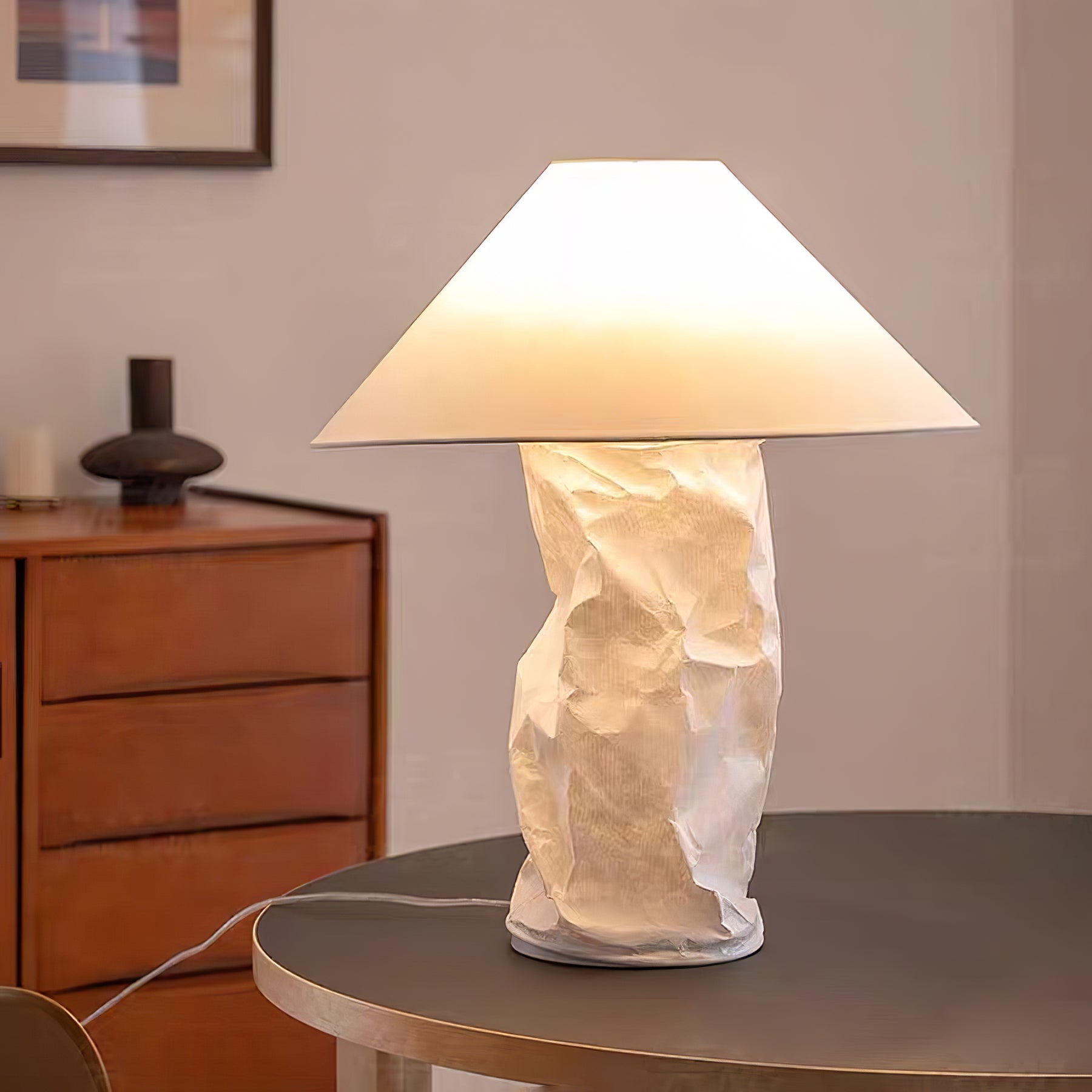 Lampă de masă din hârtie ondulată