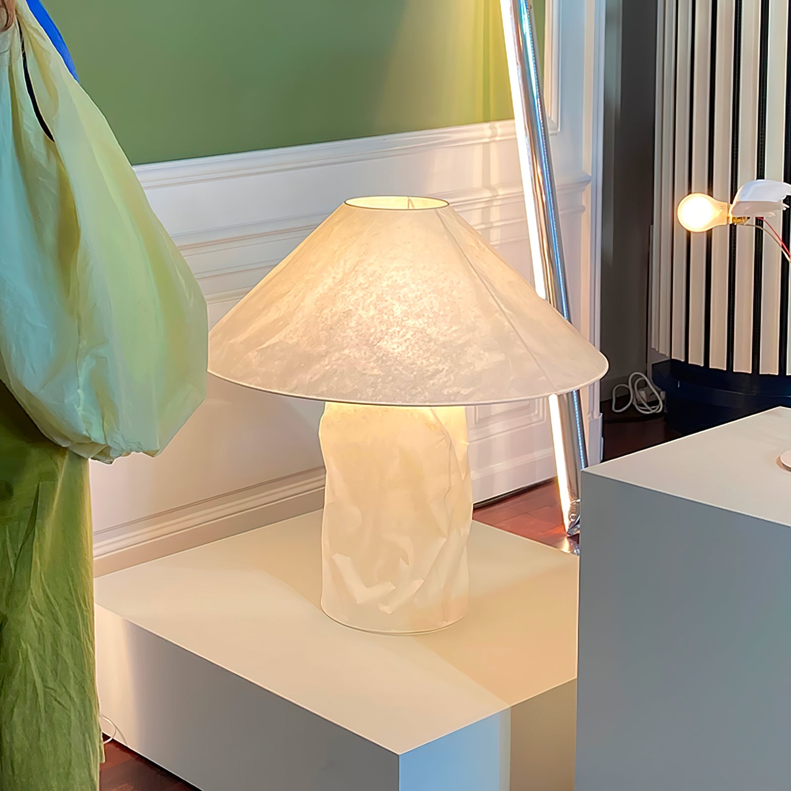 Lampă de masă din hârtie ondulată
