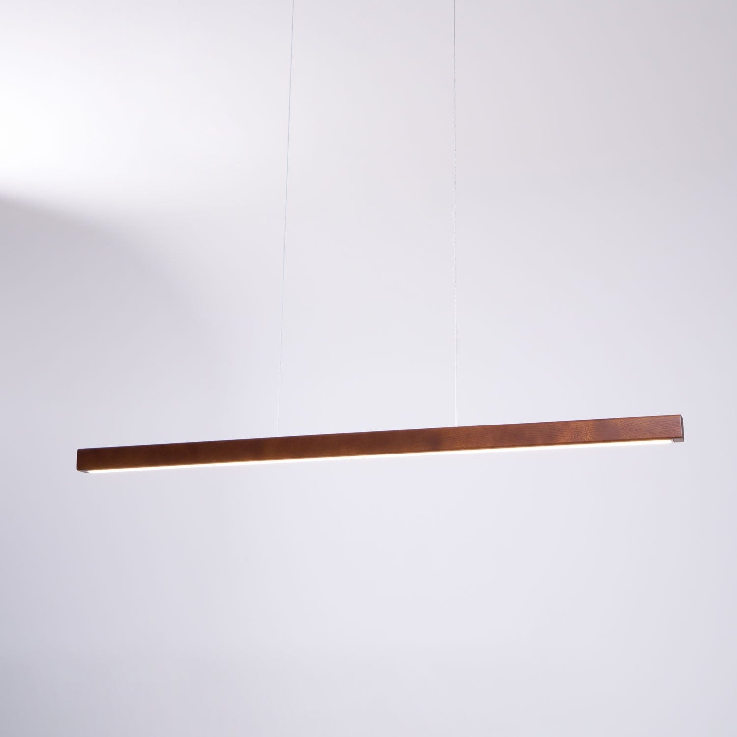 Lampă suspendată liniară din lemn