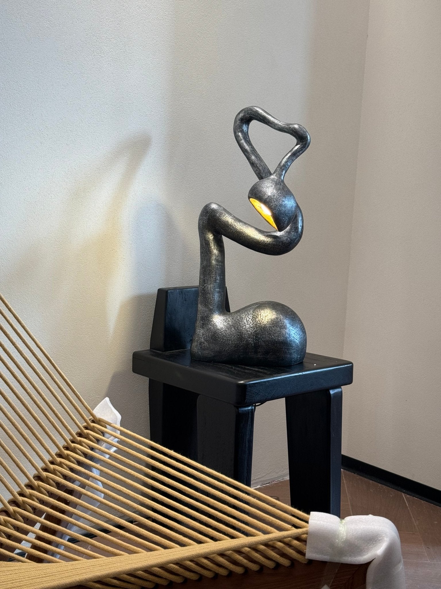 Lampă de masă cu sculptură de smirnă 