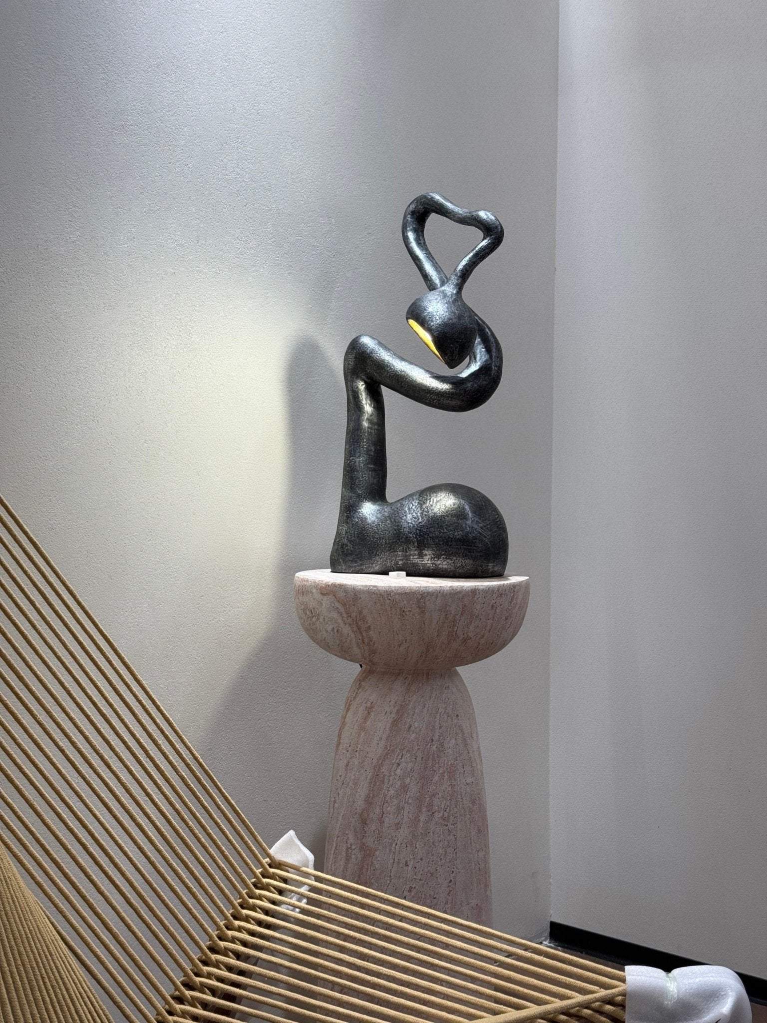 Lampă de masă cu sculptură de smirnă 