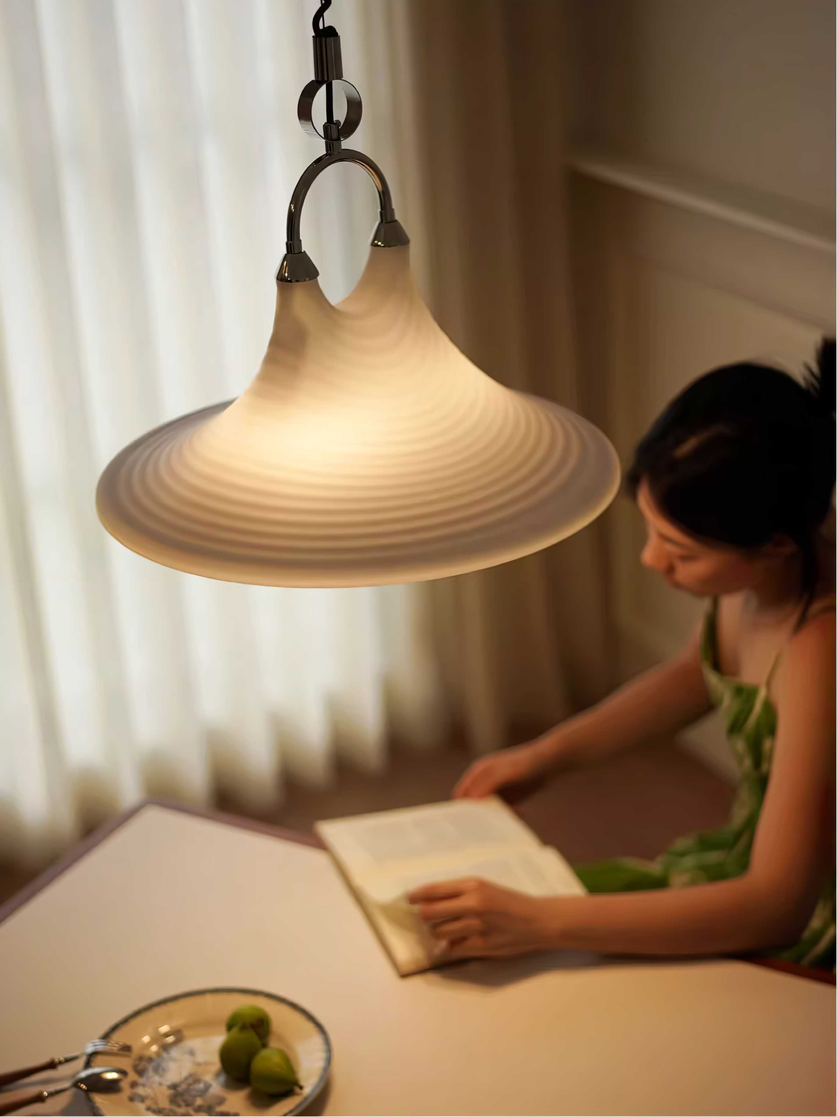 Lampă suspendată din sticlă spiralată Solari
