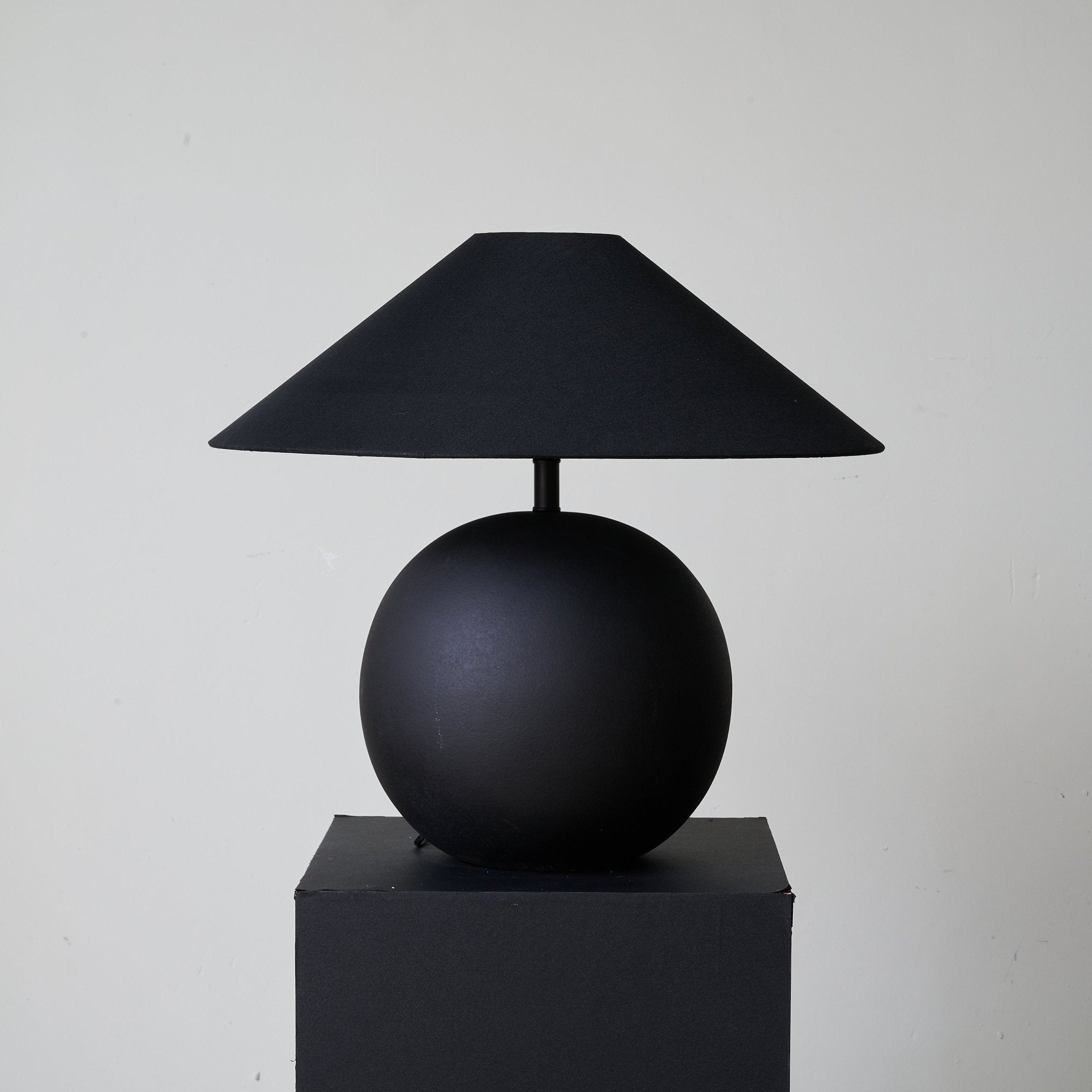 Lampă de masă cu sferă de obsidian