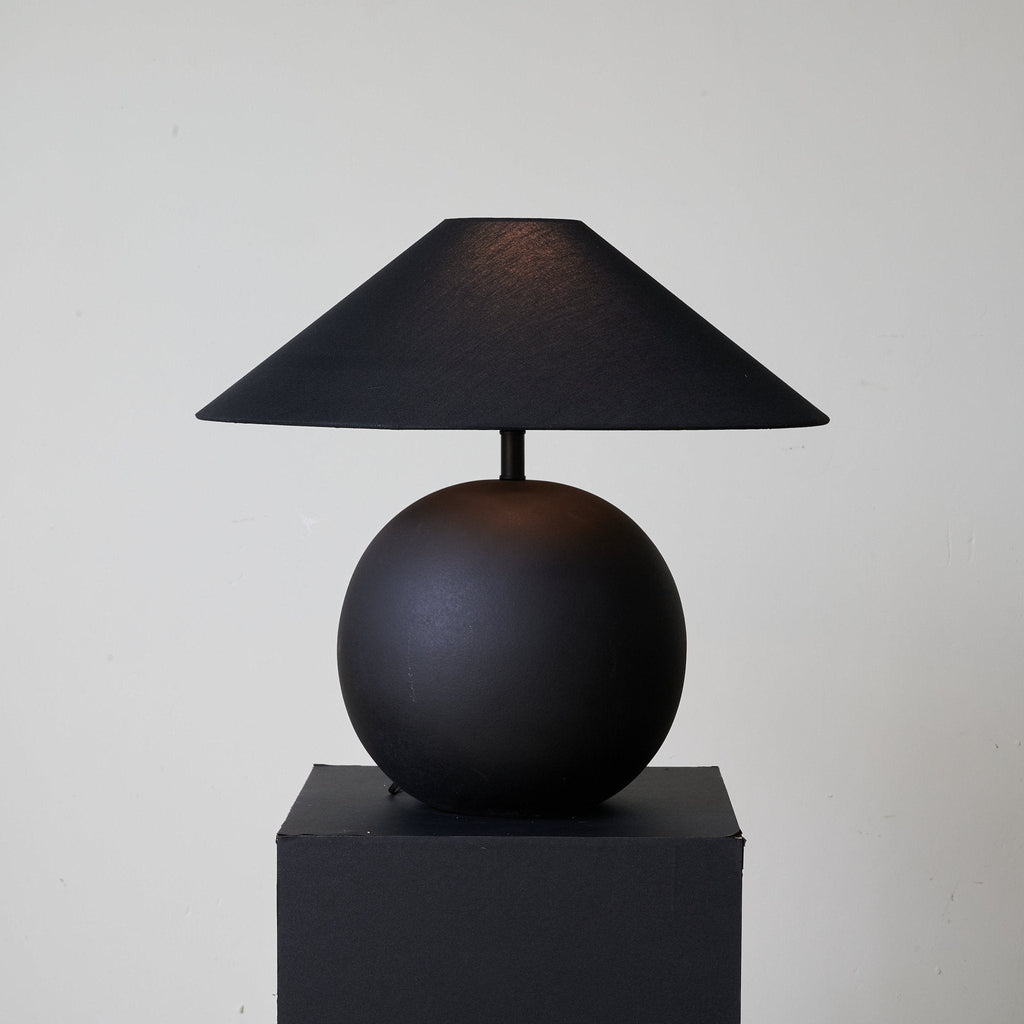 Lampă de masă cu sferă de obsidian