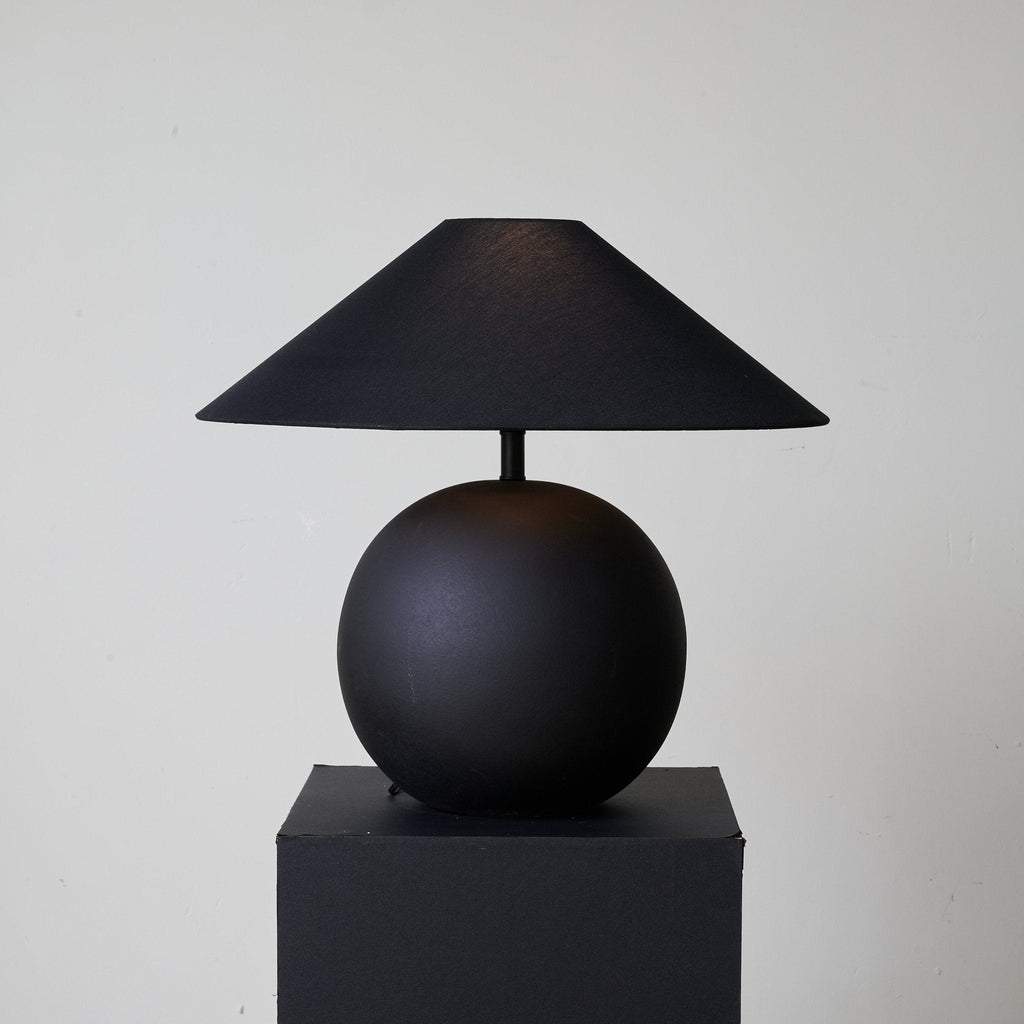 Lampă de masă cu sferă de obsidian