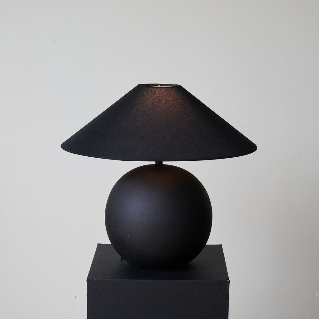 Lampă de masă cu sferă de obsidian