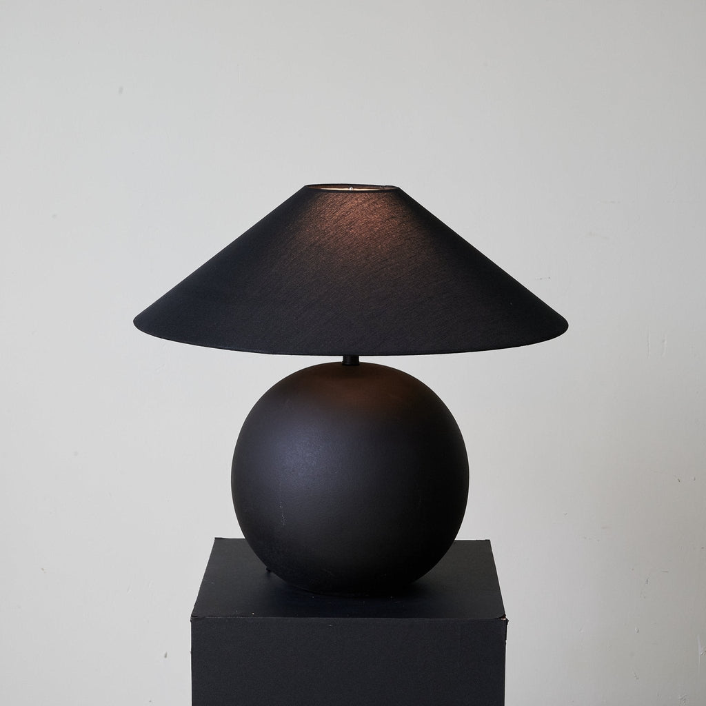 Lampă de masă cu sferă de obsidian